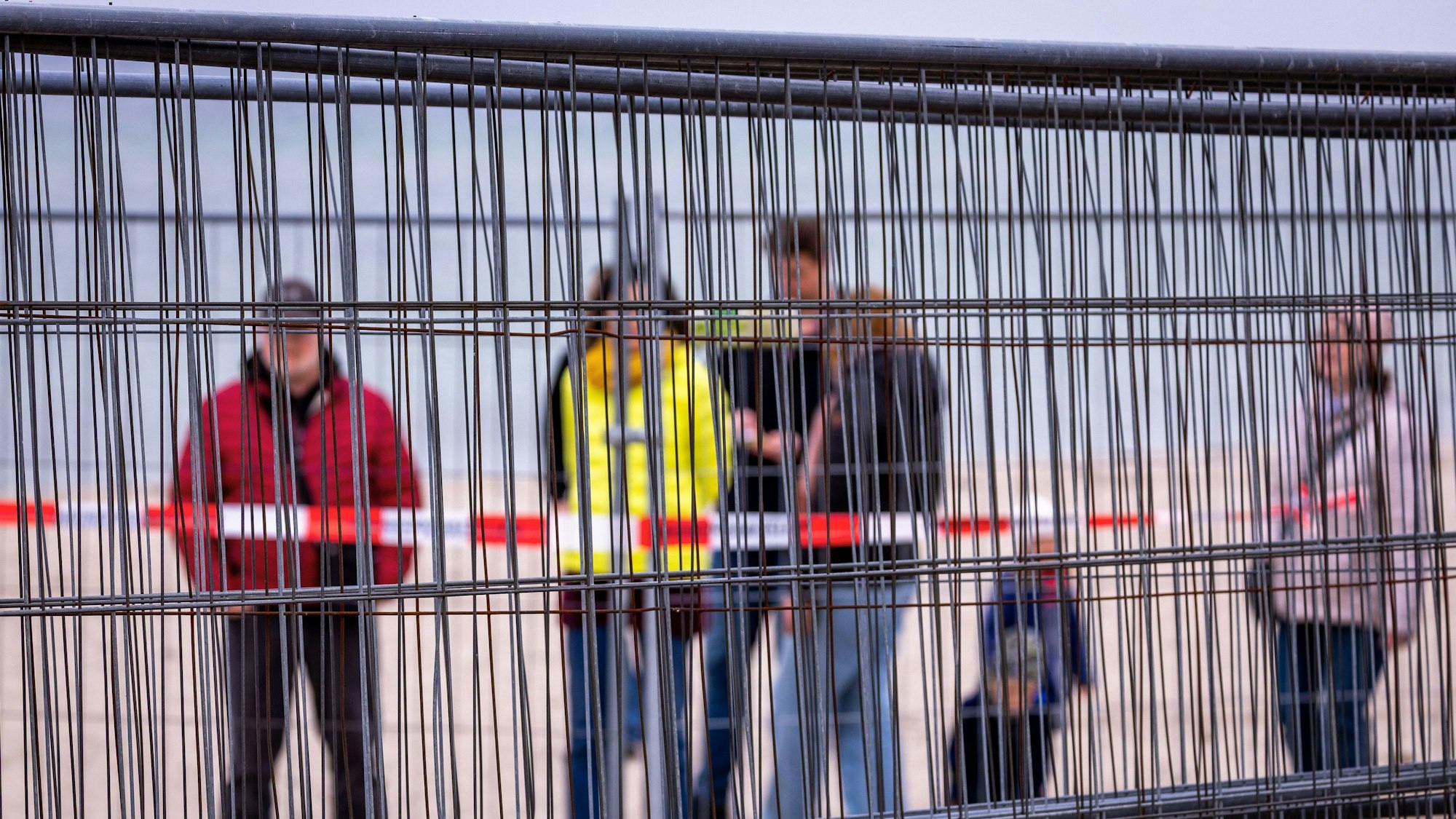 Schaulustige beobachten einen gestrandeten Wal an der Ostseeküste vor Niendorf.