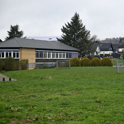 Wo jetzt der Bolzplatz ist, sollen künftig die neuen Klassenräume stehen.