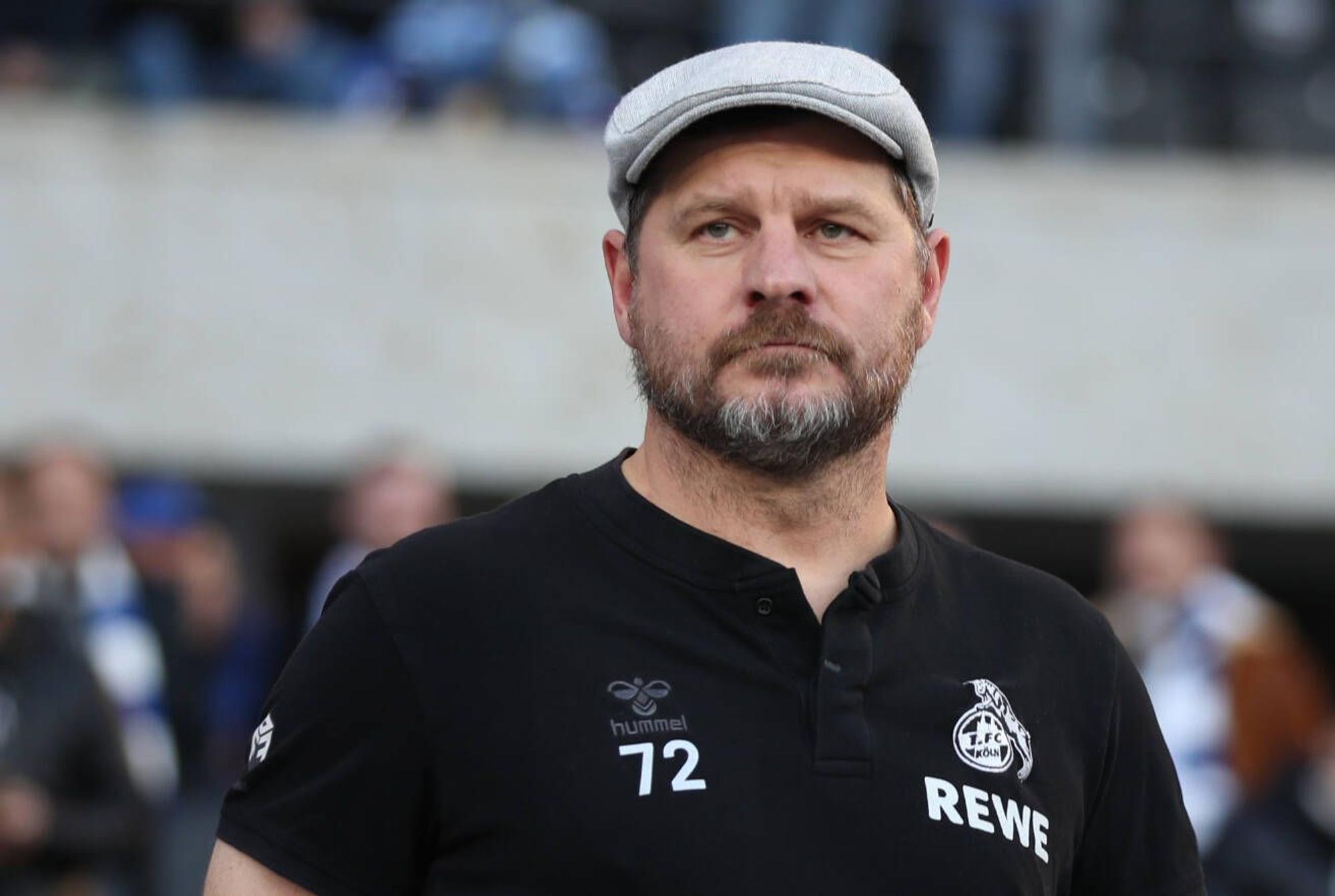 Berlin, 12.11.22, Fussball, Bundesliga, 15. Spieltag, Hertha BSC - 1. FC Koeln, Olympiastadion. Trainer Steffen Baumgart von FC Koeln auf dem Weg zur Trainerbank. DFL regulations and DFB regulations prohibit any use of photographs as image sequences and/or quasi-video, Foto: Andreas Gora Hertha BSC - 1. FC Koeln *** Berlin, 12 11 22, Football, Bundesliga, 15 Matchday, Hertha BSC 1 FC Koeln, Olympiastadion Coach Steffen Baumgart of FC Koeln on his way to the bench DFL regulations and DFB regulations prohibit any use of photographs as image sequences and or quasi video, Foto Andreas Gora Hertha BSC 1 FC Koeln