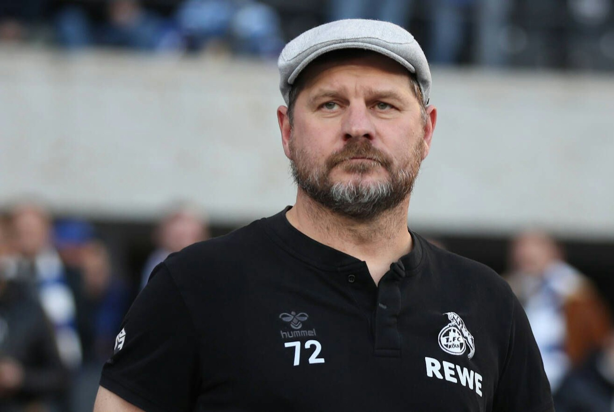 Berlin, 12.11.22, Fussball, Bundesliga, 15. Spieltag, Hertha BSC - 1. FC Koeln, Olympiastadion. Trainer Steffen Baumgart von FC Koeln auf dem Weg zur Trainerbank. DFL regulations and DFB regulations prohibit any use of photographs as image sequences and/or quasi-video, Foto: Andreas Gora Hertha BSC - 1. FC Koeln *** Berlin, 12 11 22, Football, Bundesliga, 15 Matchday, Hertha BSC 1 FC Koeln, Olympiastadion Coach Steffen Baumgart of FC Koeln on his way to the bench DFL regulations and DFB regulations prohibit any use of photographs as image sequences and or quasi video, Foto Andreas Gora Hertha BSC 1 FC Koeln