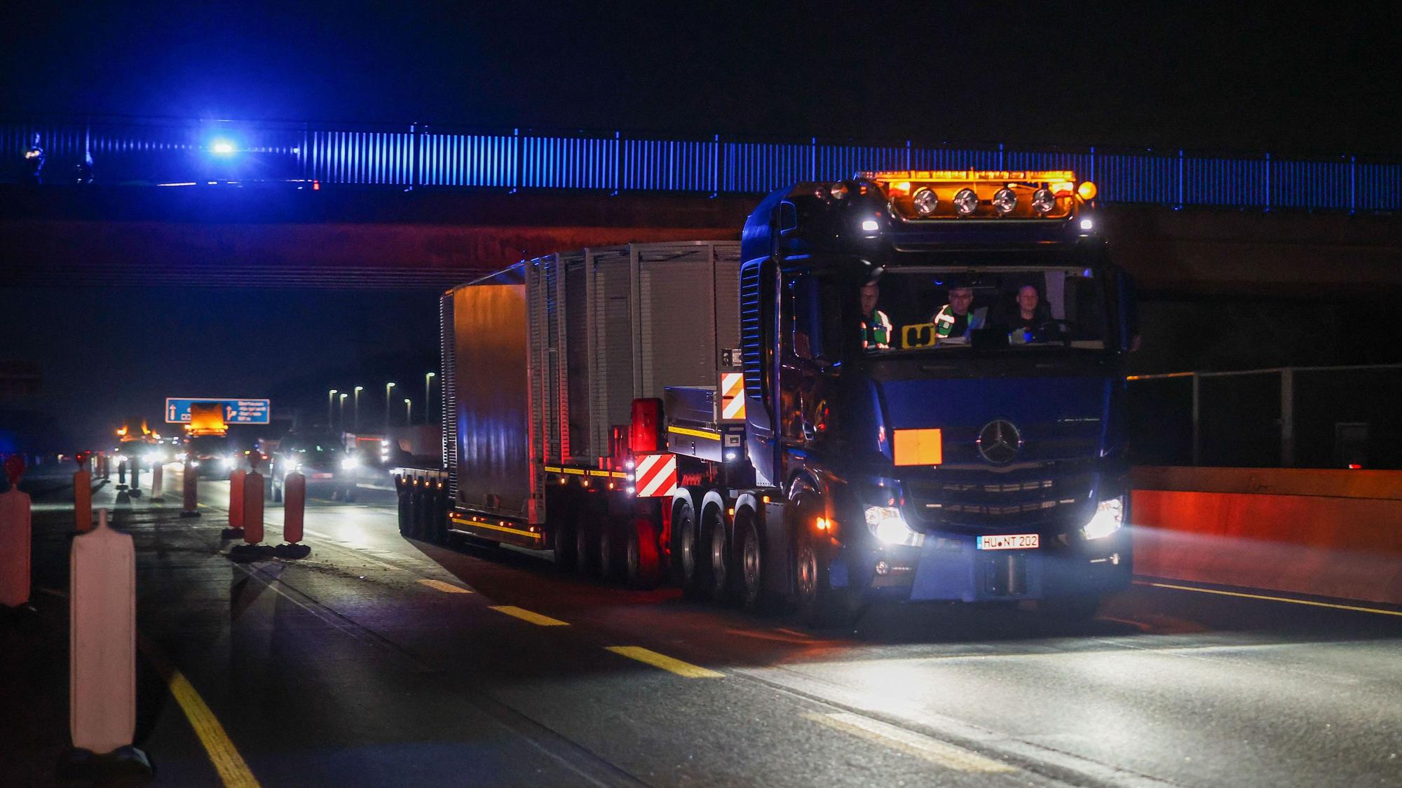 Der Castor-Transport ist auf der A 44 unterwegs. 100 Polizeifahrzeuge eskortieren die Verlegung des Brennkugel-Behälters von Jülich nach Ahaus.