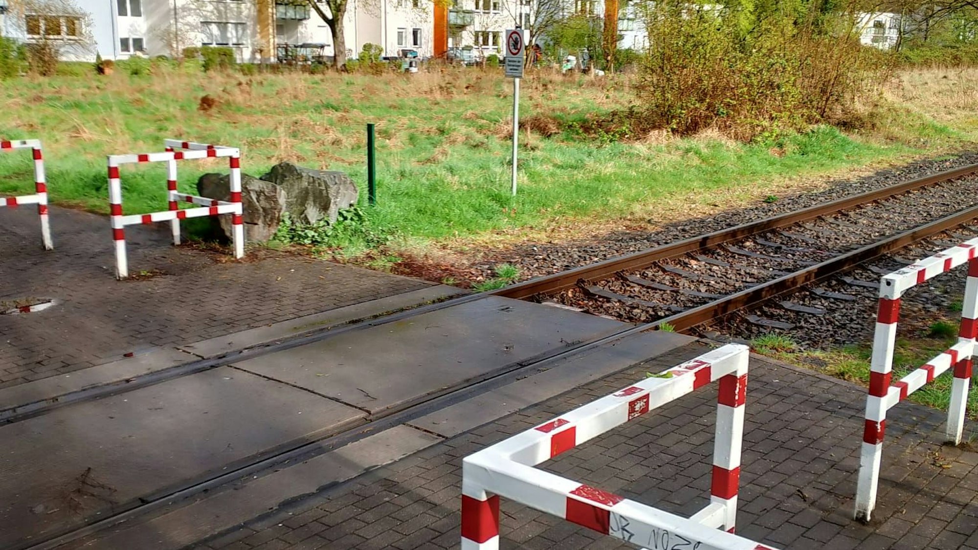 Der Bahnübergang am „Haferkamp“ in Köln-Stammheim