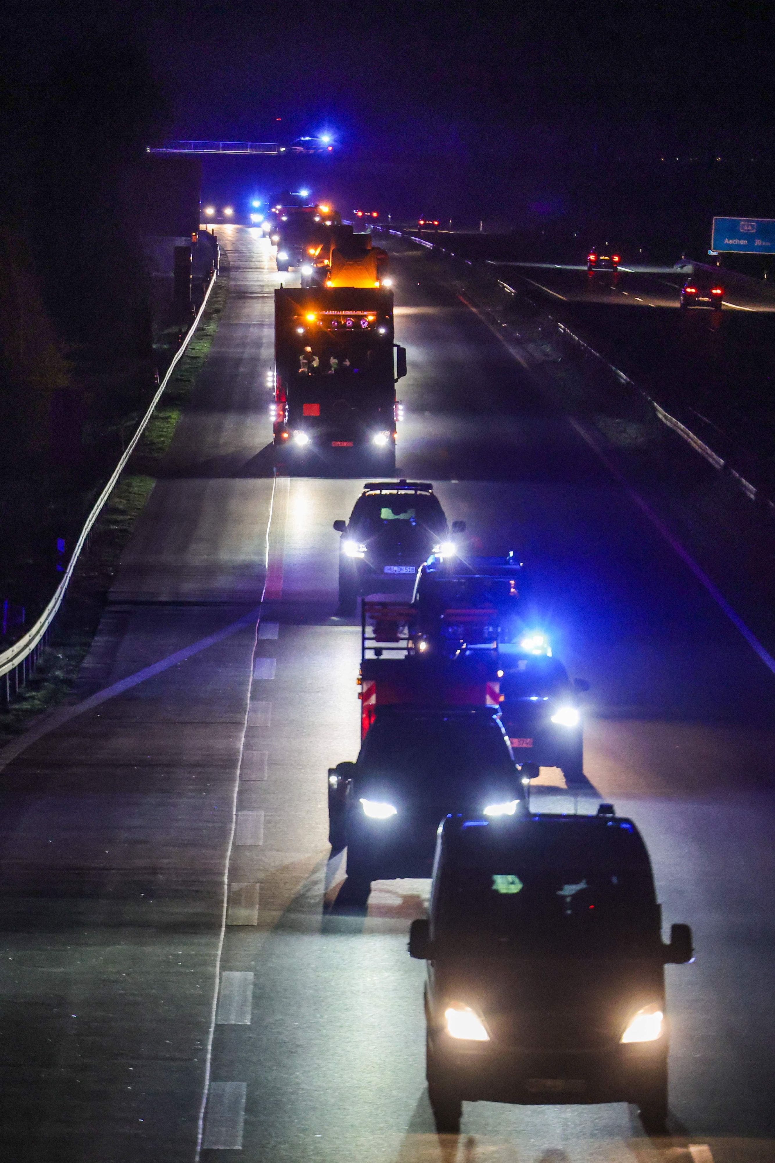Ein Castor-Transport rollt von Jülich nach Ahaus.
