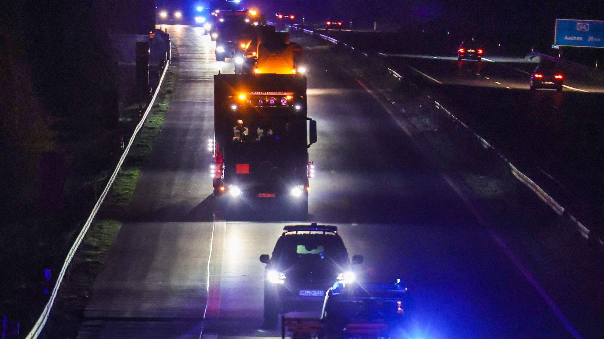Ein Castor-Transport rollt von Jülich nach Ahaus.