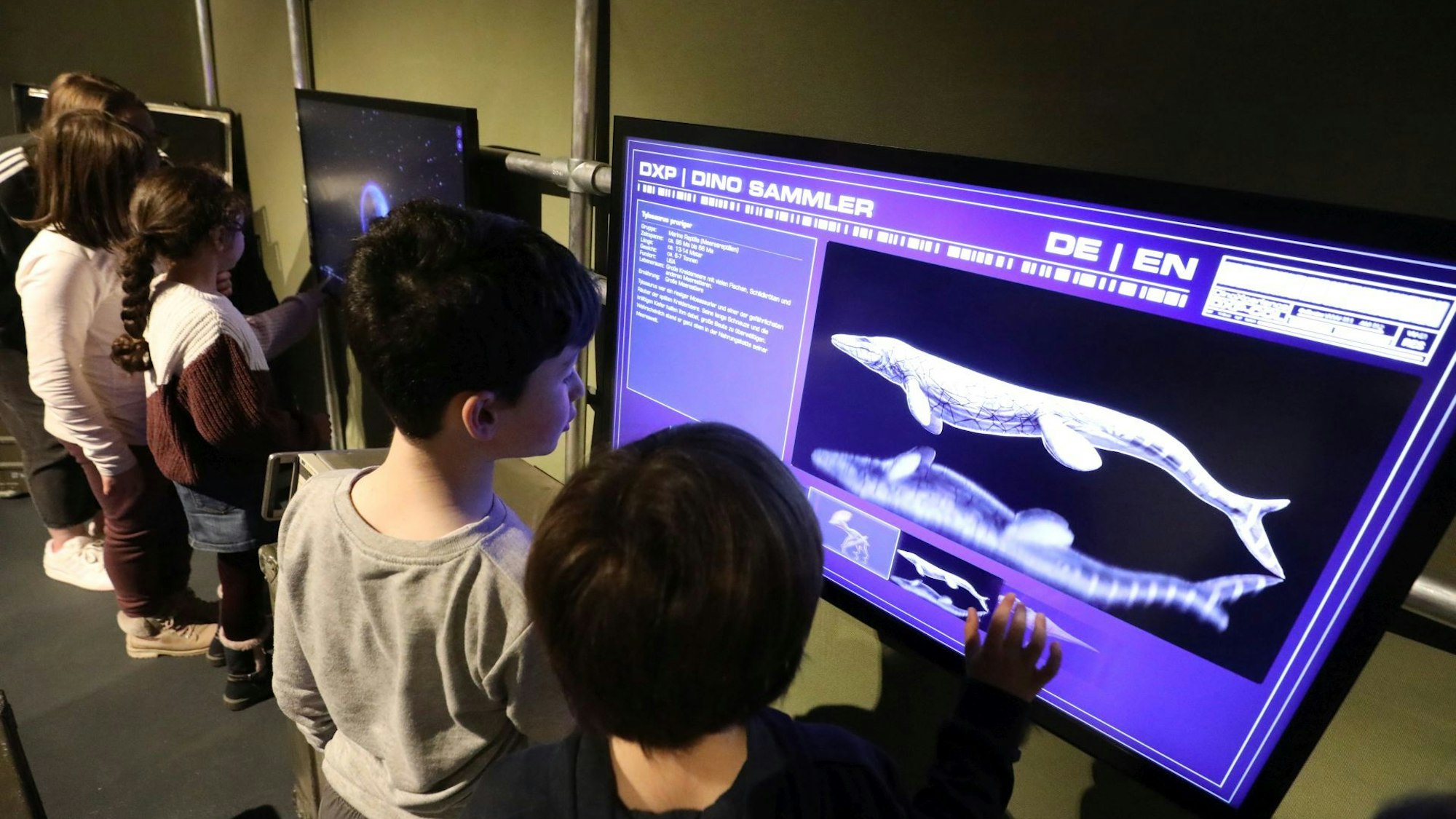 Kinder an Monitoren.