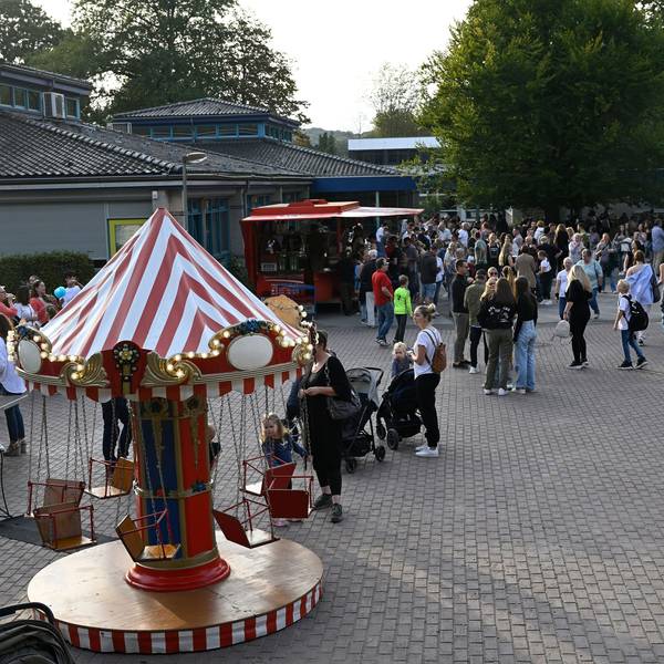 Zum 10. Geburtstag der Realschule gab es ein Fest inklusive Karussell auf dem Schulhof.