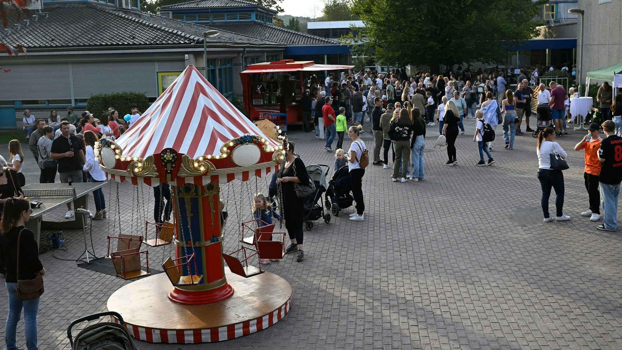 Zum 10. Geburtstag der Realschule gab es ein Fest inklusive Karussell auf dem Schulhof.
