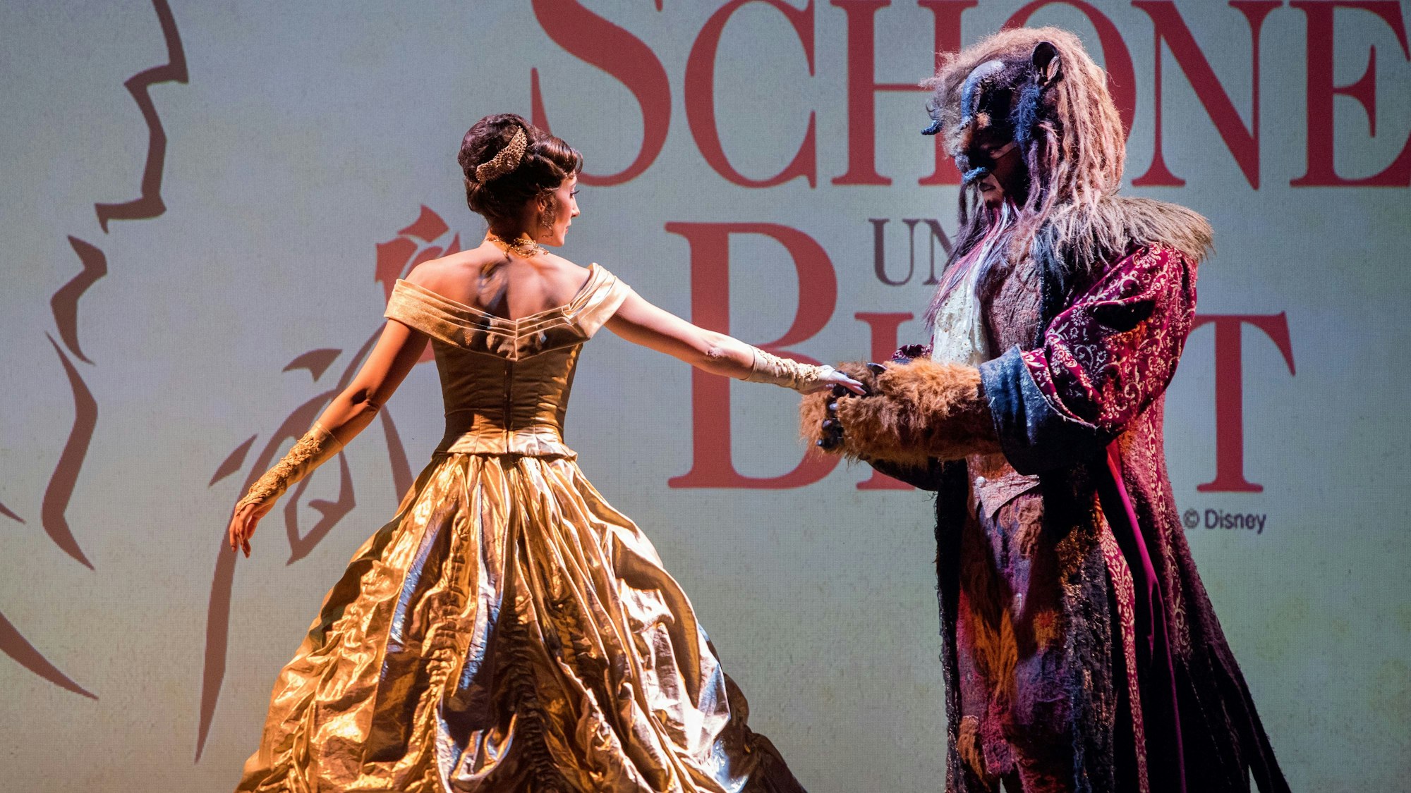 Im Bild Veronika Rita Kovács als Belle und Dávid Peter Cesh als das Biest, aus ‚Die Schöne und das Biest‘.