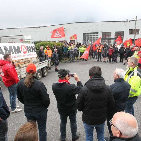 In Hennef bei der Firma Ammann sind 50 Arbeitsplätze in Gefahr. Die IG Metall Bonn-Rhein-Sieg hat die Betroffenen am Mittwochmittag in der Mittagspause zu einer helbstündigen Kundgebung vor die Tore der Firma versammelt.
