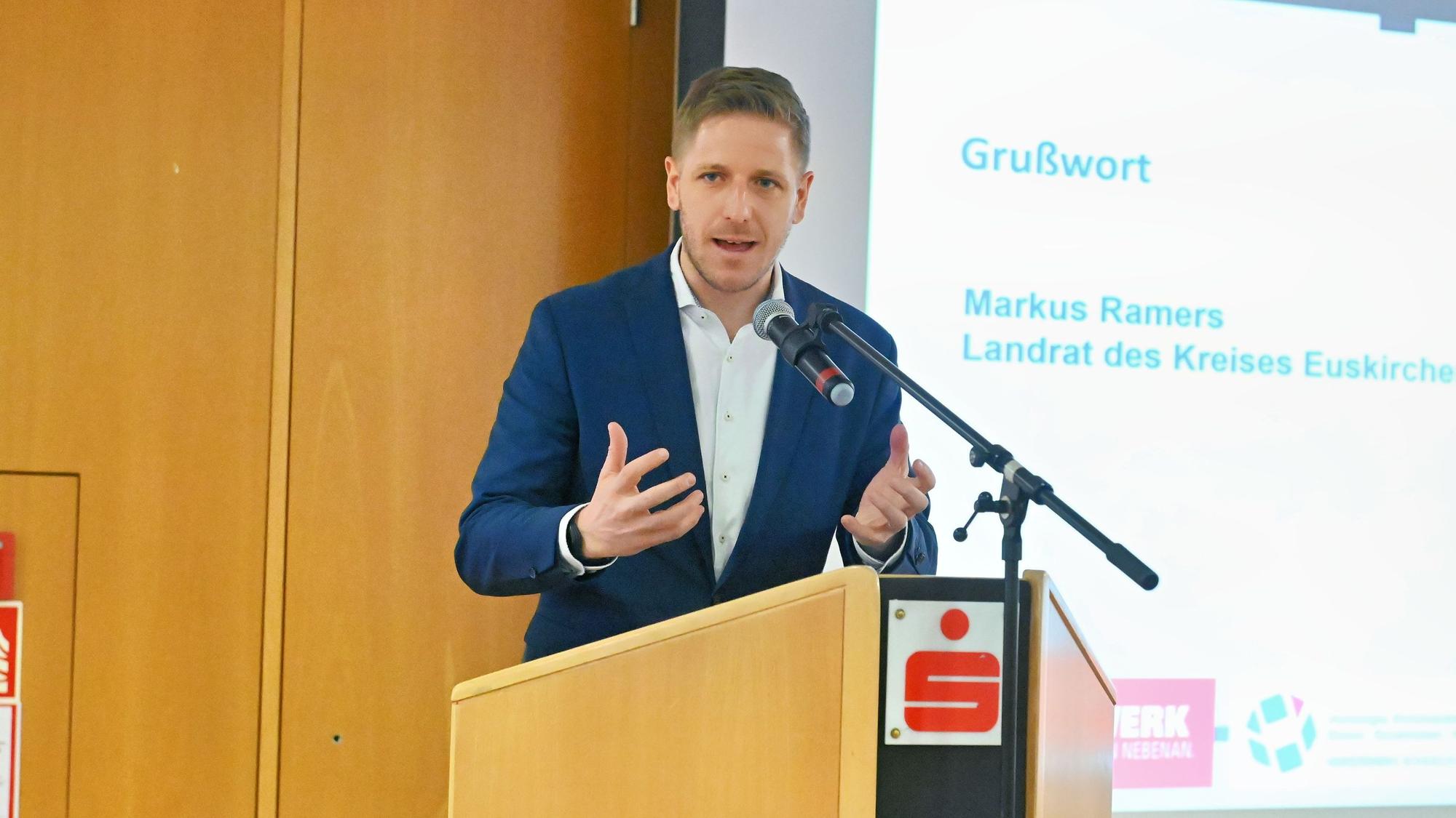 Markus Ramers steht am Rednerpult.