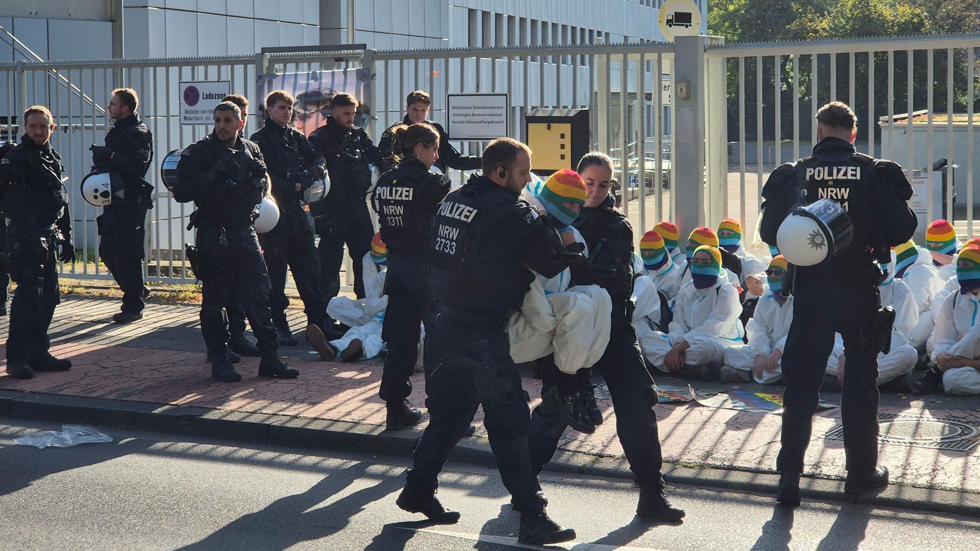 August 2025: Die Polizei löste die Versammlung vor der Bundeswehrkaserne in Köln auf.