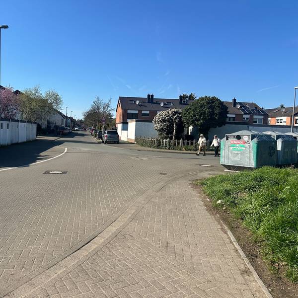 Die Adlerstraße in Rondorf war von Starkregen betroffen. Sie liegt tiefer als das benachbarte Feld.