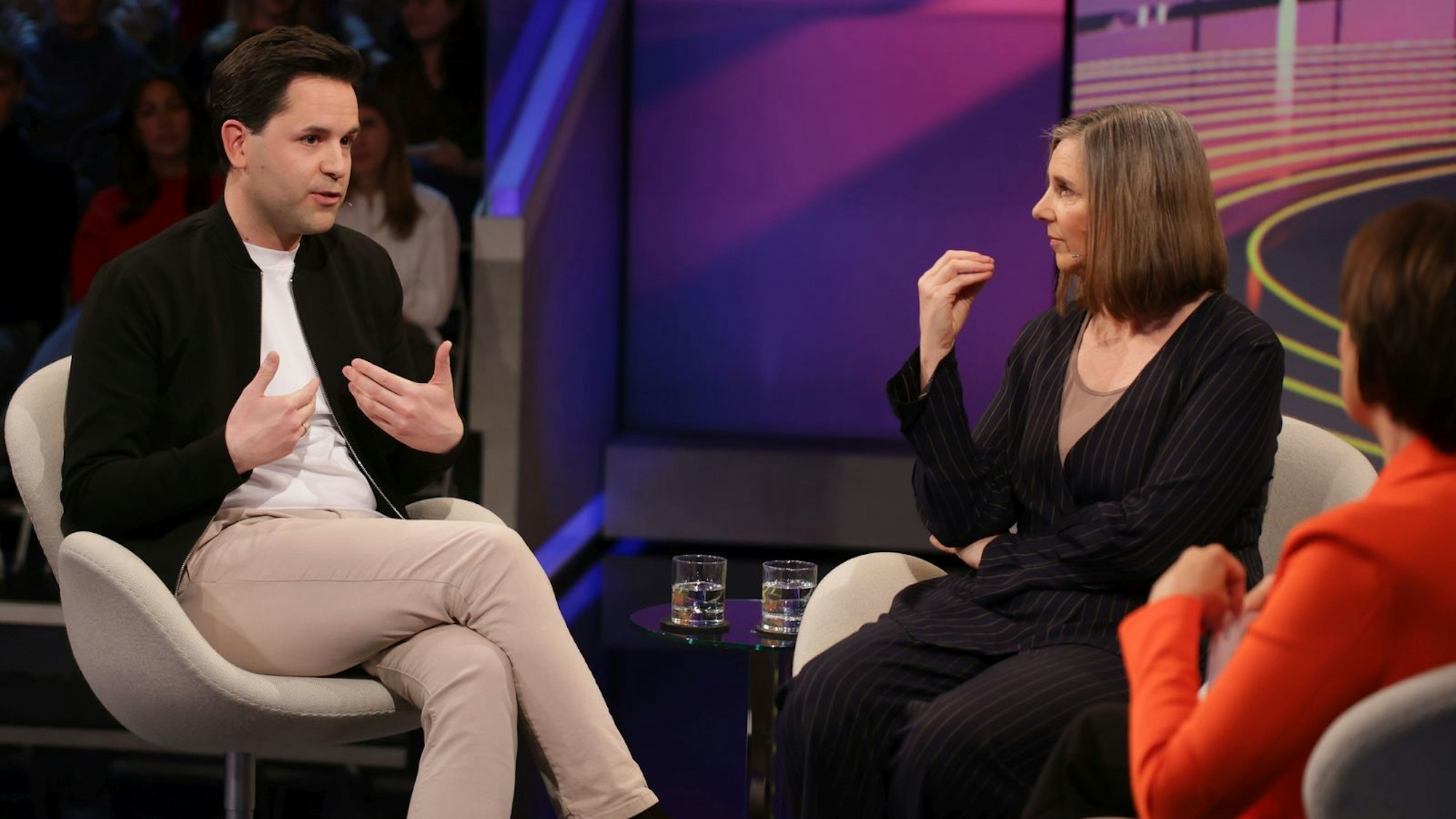 Johannes Winkel und Katrin Göring-Eckardt waren sich bei „Maischberger“ in vielen Punkten uneinig. Nicht aber in der Fragen der Verwendung des Sondervermögens. (Bild: WDR / Dirk Borm)