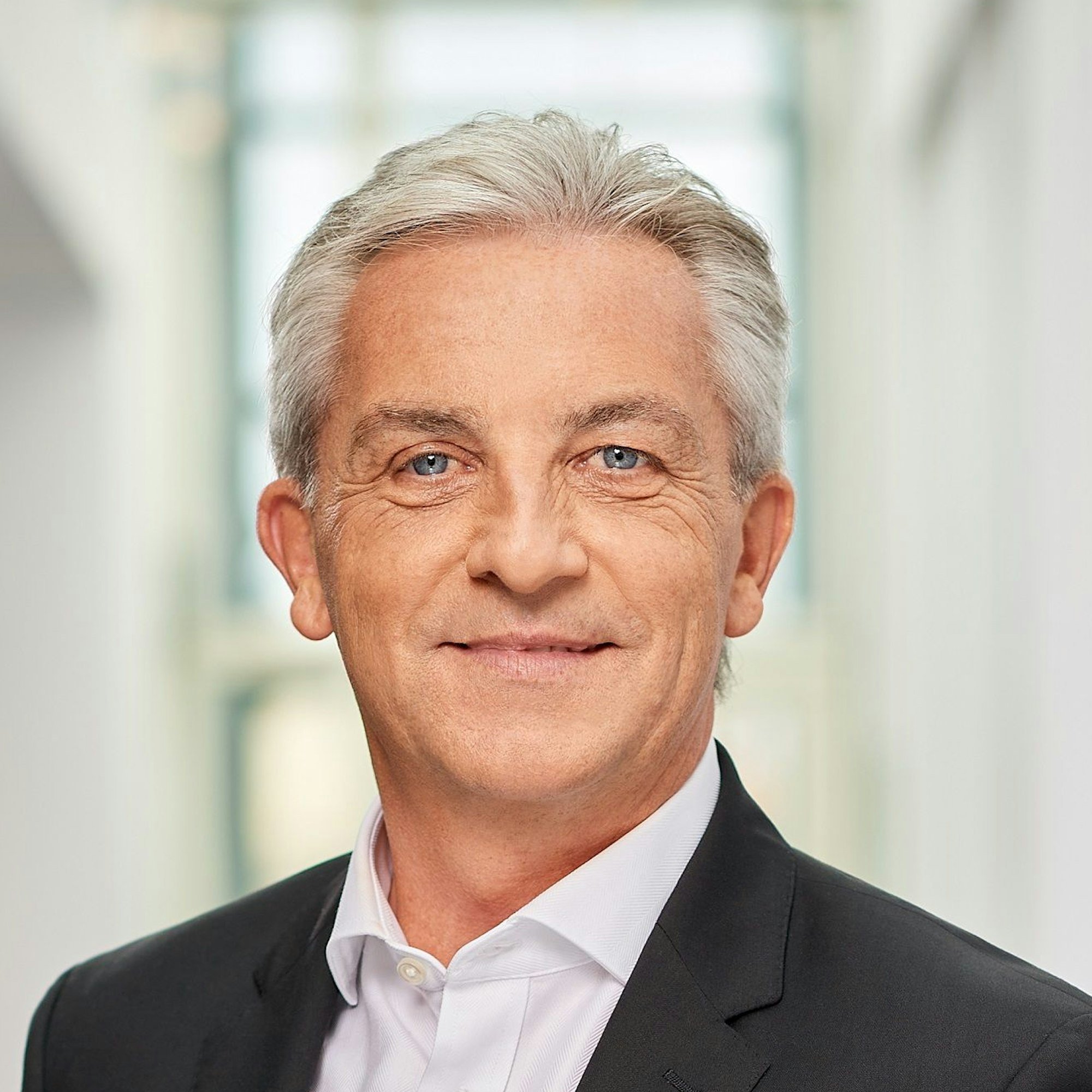 Rainer Virnich, Vorstand Sparkasse Köln-Bonn, ist im Porträt zu sehen.