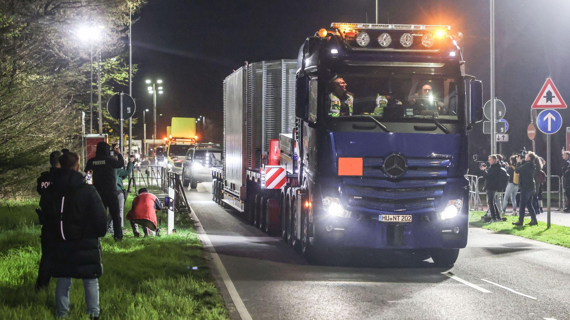 Der Lkw mit dem Castor verlässt das Forschungszentrum Jülich. Castor-Transporte sind durch Nordrhein-Westfalen von Jülich nach Ahaus geplant.