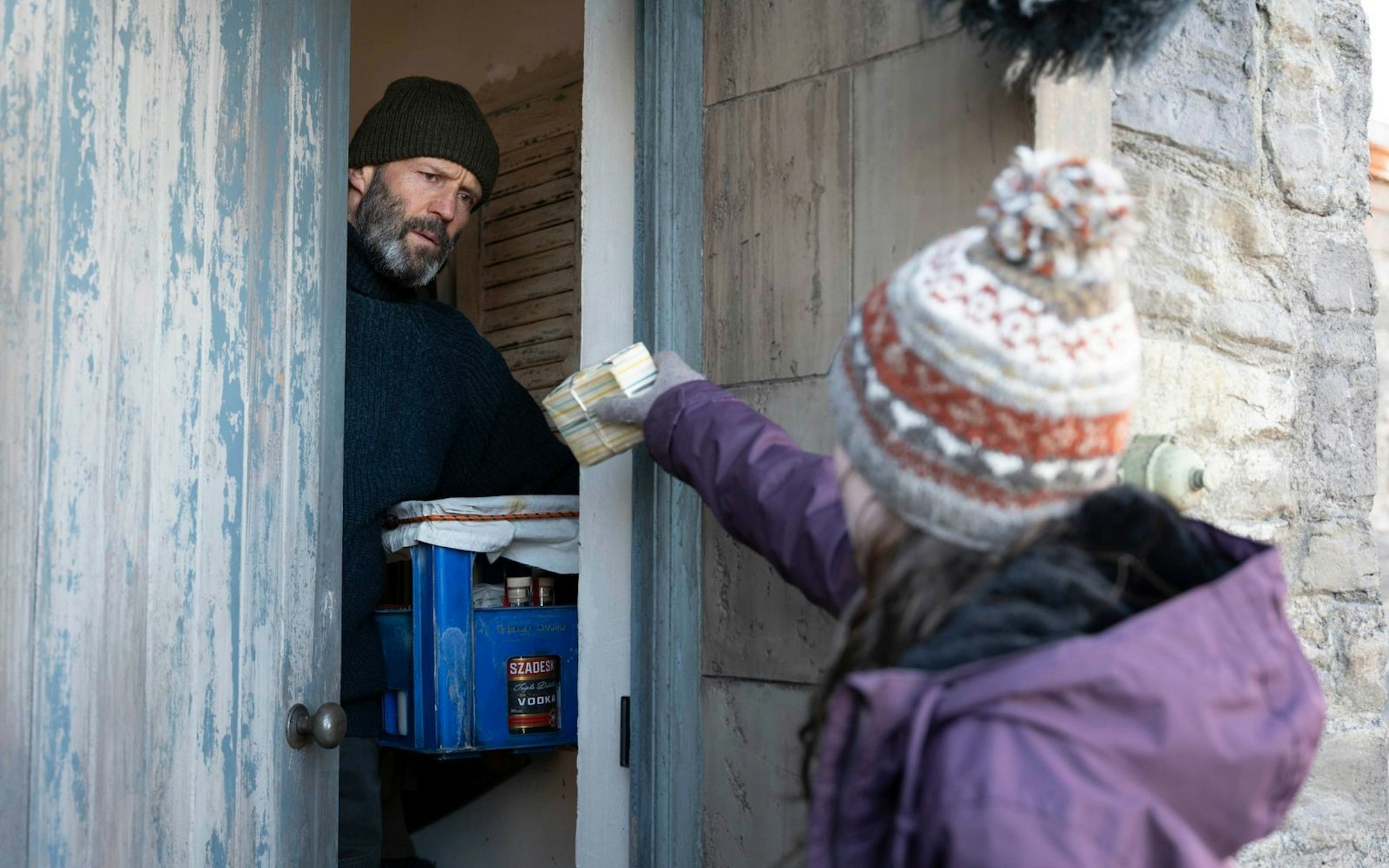 Bitte nicht stören: Michael Mason (Jason Statham) lebt in einem inaktiven Leuchtturm und hat nur dann Kontakt zur Außenwelt, wenn Jessie (Bodhi Rae Breathnach) ein paar Vorräte liefert. (Bild: Tobis Film)