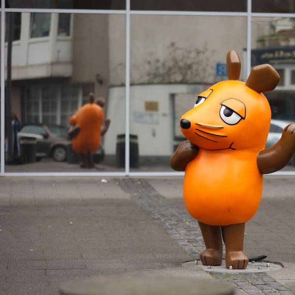 Die Maus-Figur aus der Sendung mit der Maus steht vor den WDR-Gebäuden in der Kölner Innenstadt. (Archivbild)