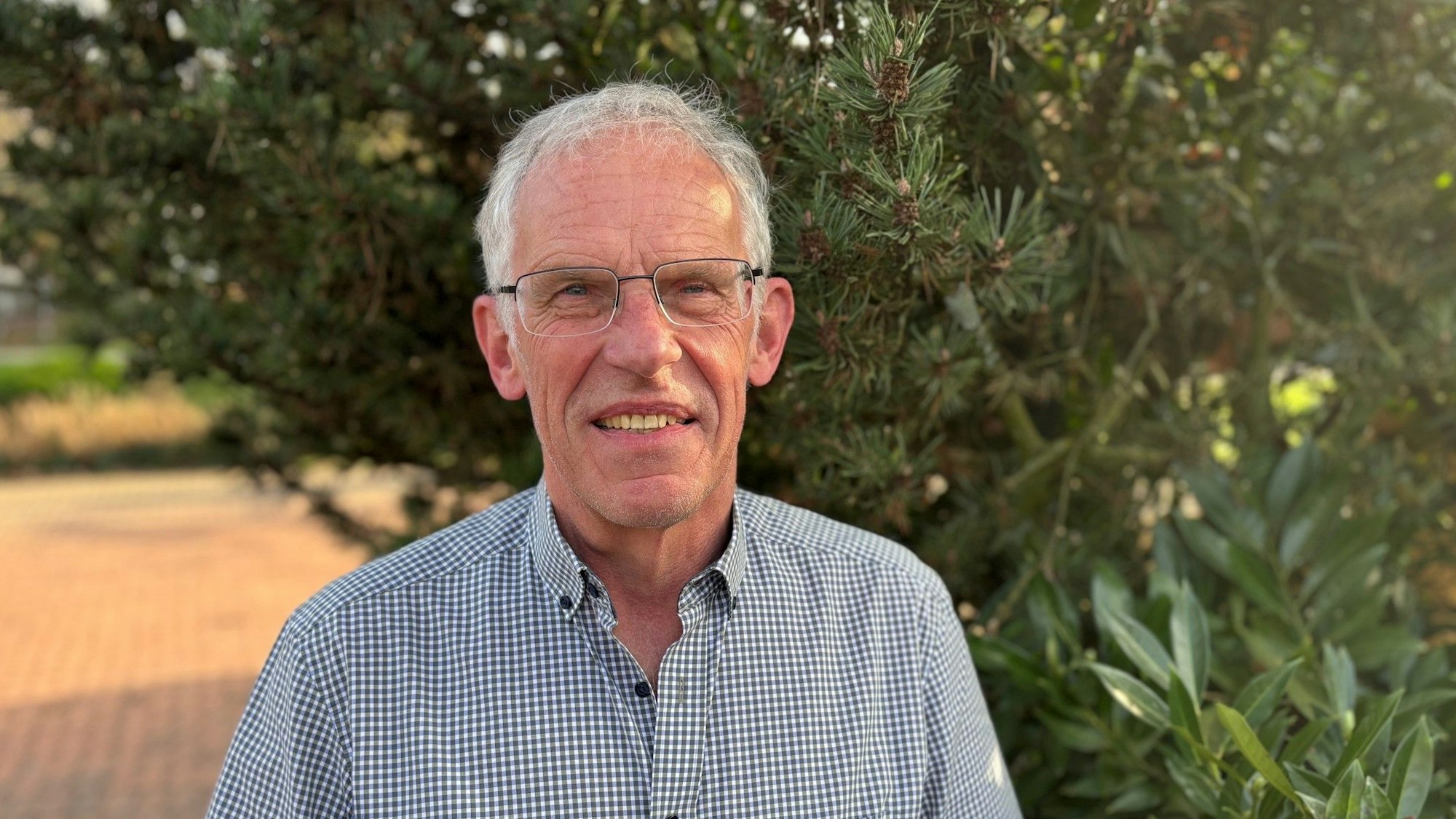 Auf dem Bild ist das Portrait eines Mannes zu sehen.