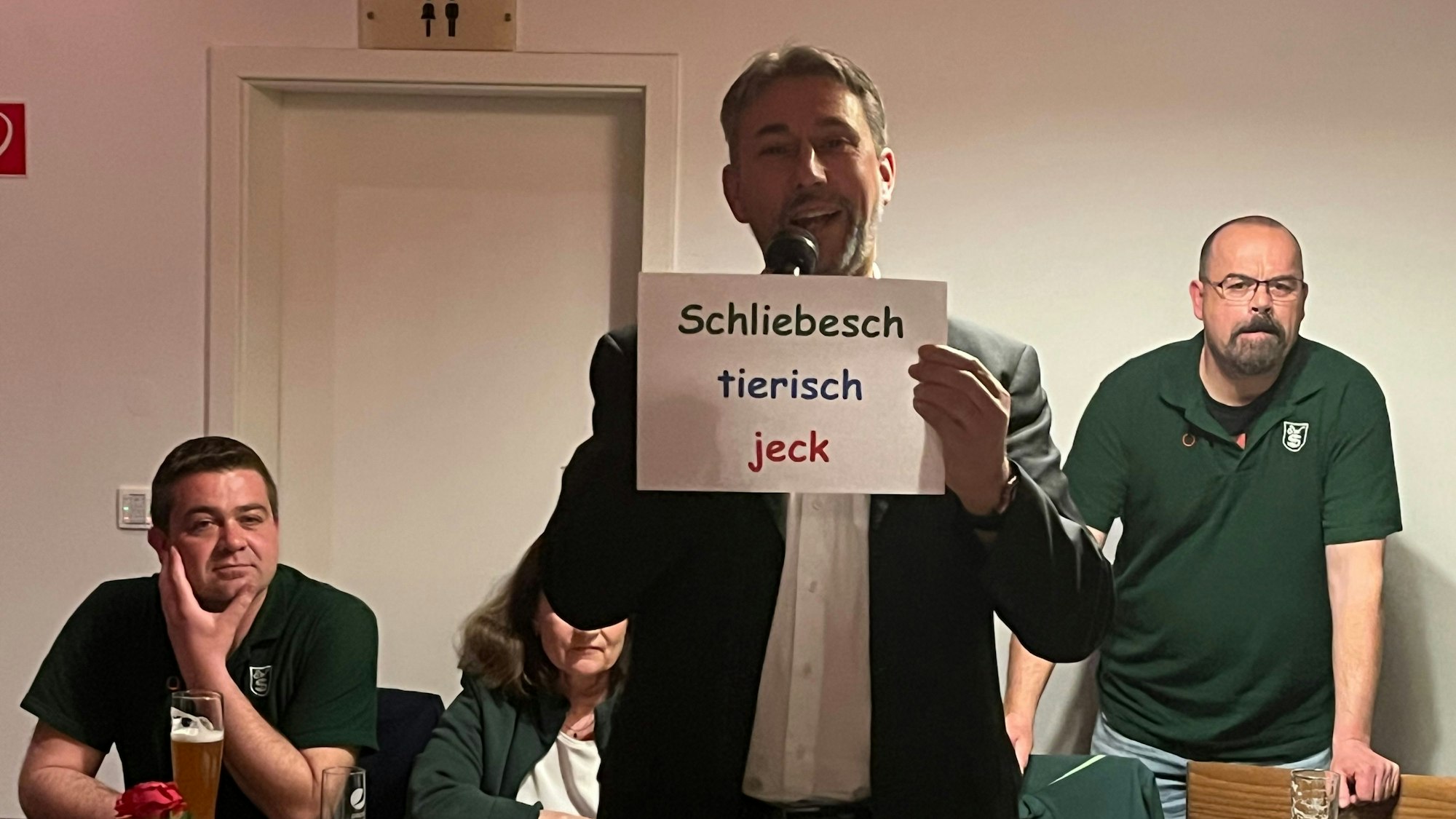 Mann mit Schild