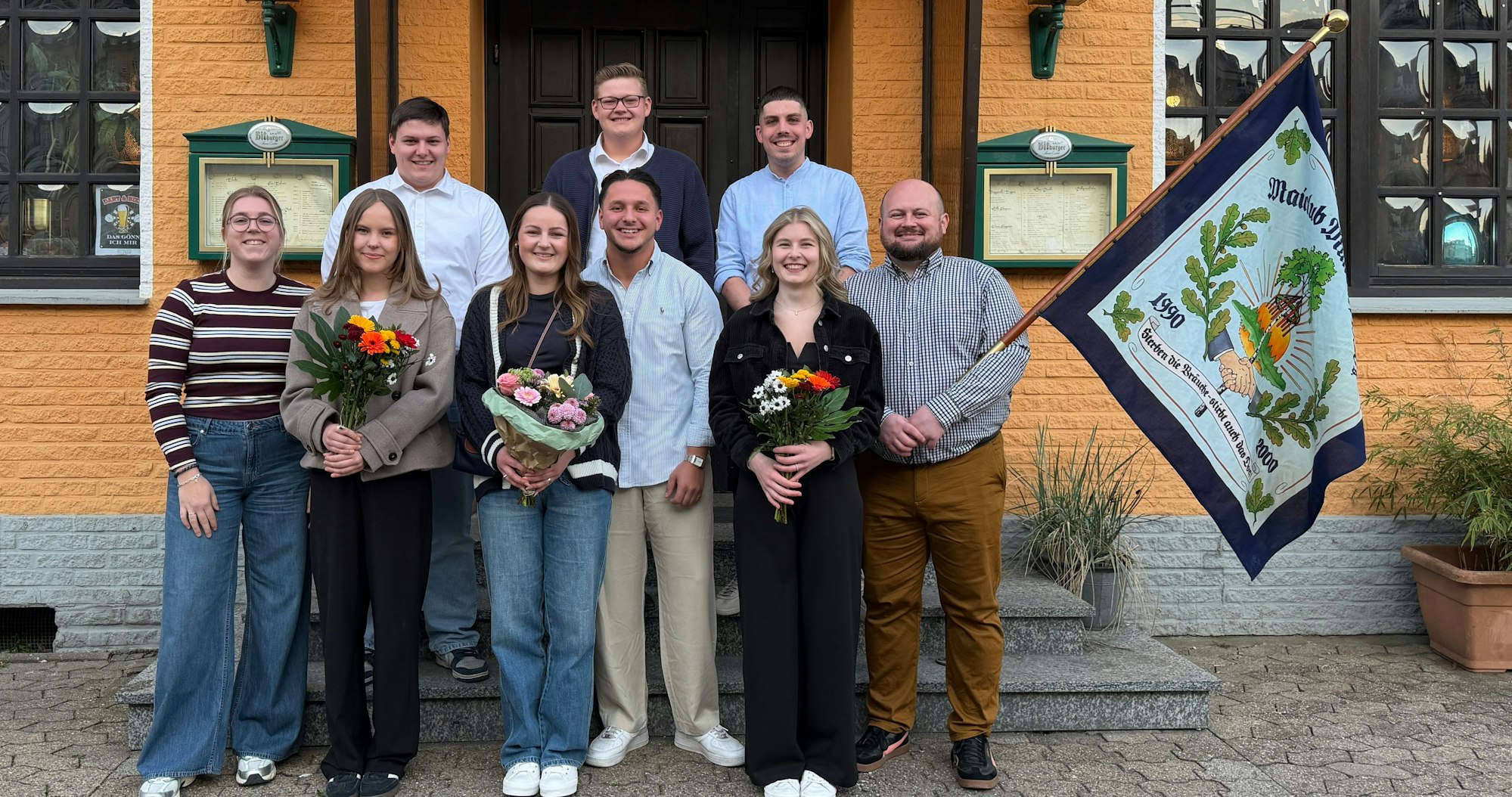 Das Maikönigspaar von Mülldorf in der Mitte, daneben der Hofstaat. Lucy Seidenstücker, 22-jährige Auszubildende zur Erzieherin, und Semih Güler, ein 25-jähriger Auszubildender zum Restaurantfachmann sind das Paar