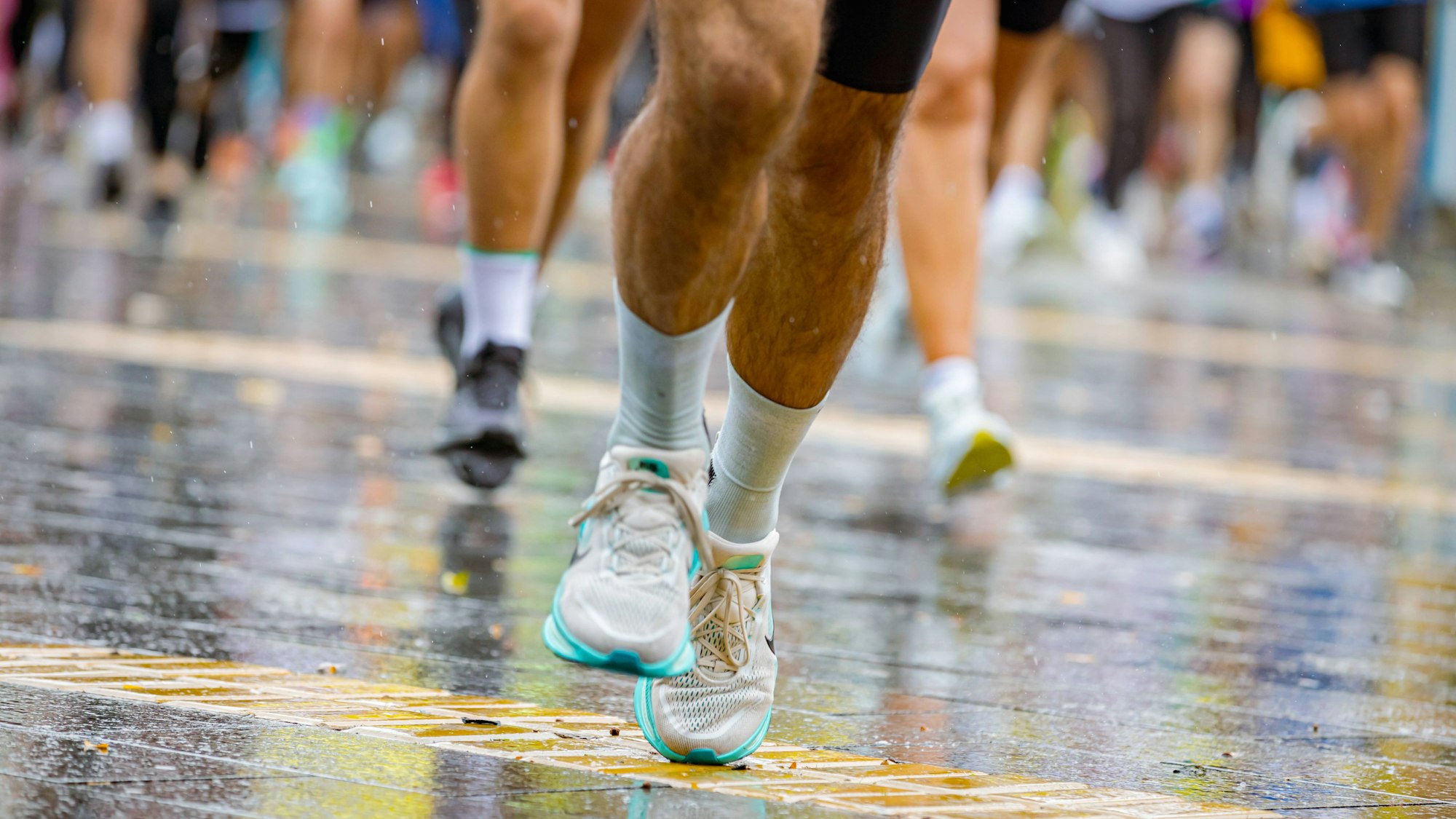 Große Gruppe von Sportlern beim Marathonlauf.