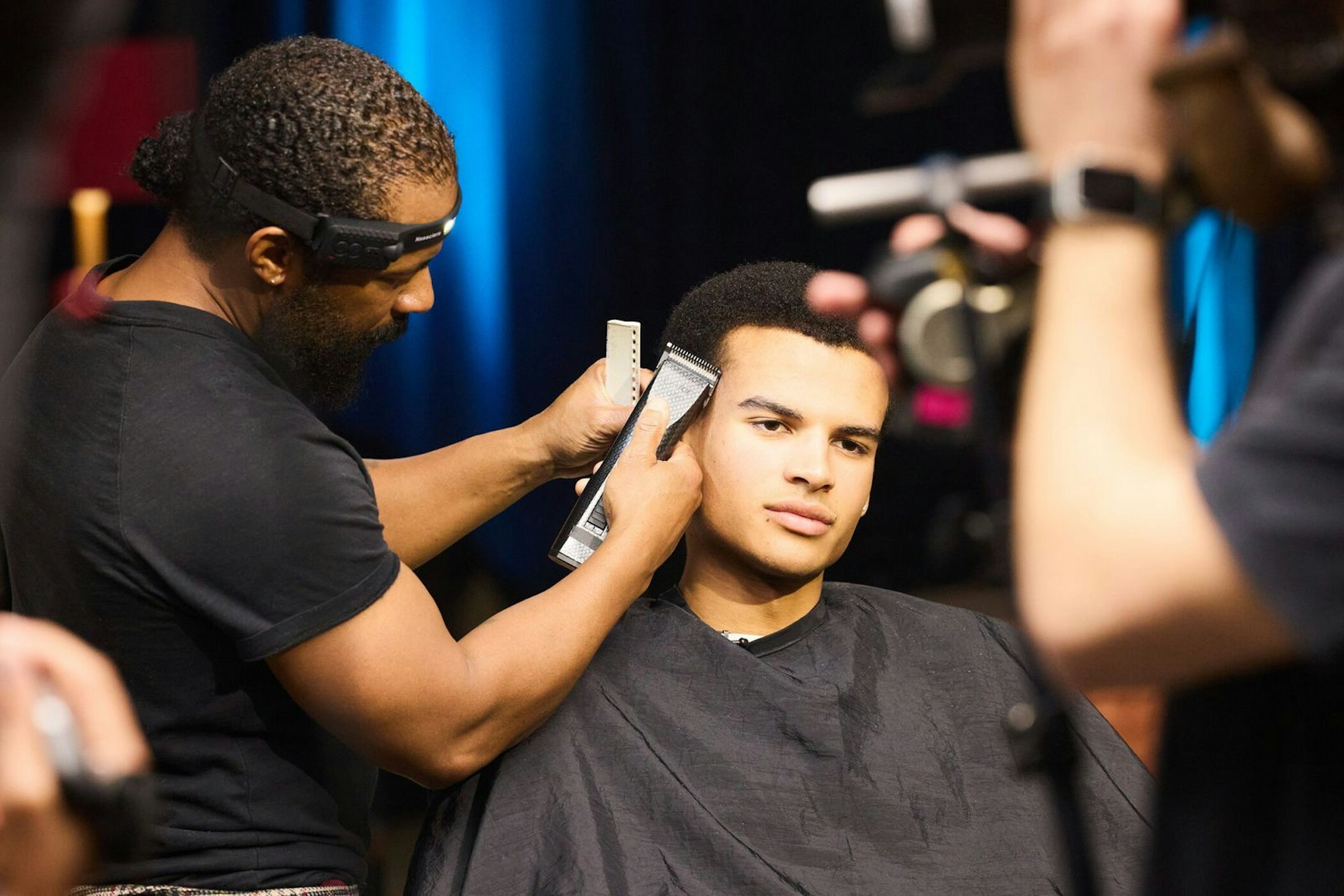 Einmal nachschneiden, bitte: Boureima bekommt eine Sonderbehandlung. (Bild: ProSieben/Max Montgomery)