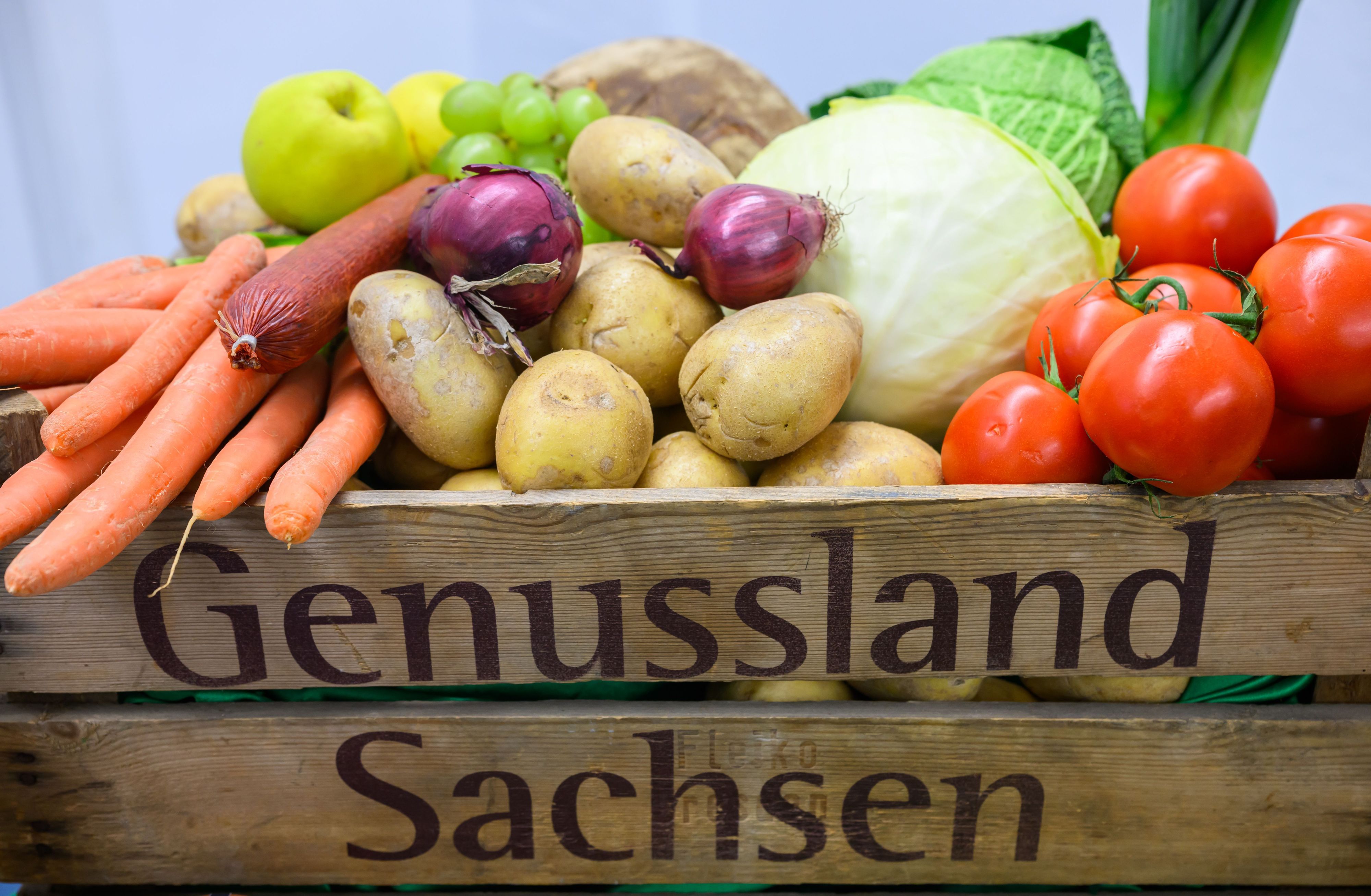 Eine Kiste mit Gemüse.