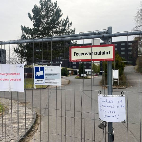 An der verschlossenen Zufahrt zum früheren Klinikgebäude weist ein Zettel darauf hin, dass Turnhalle und Sportbereich gesperrt sind.
