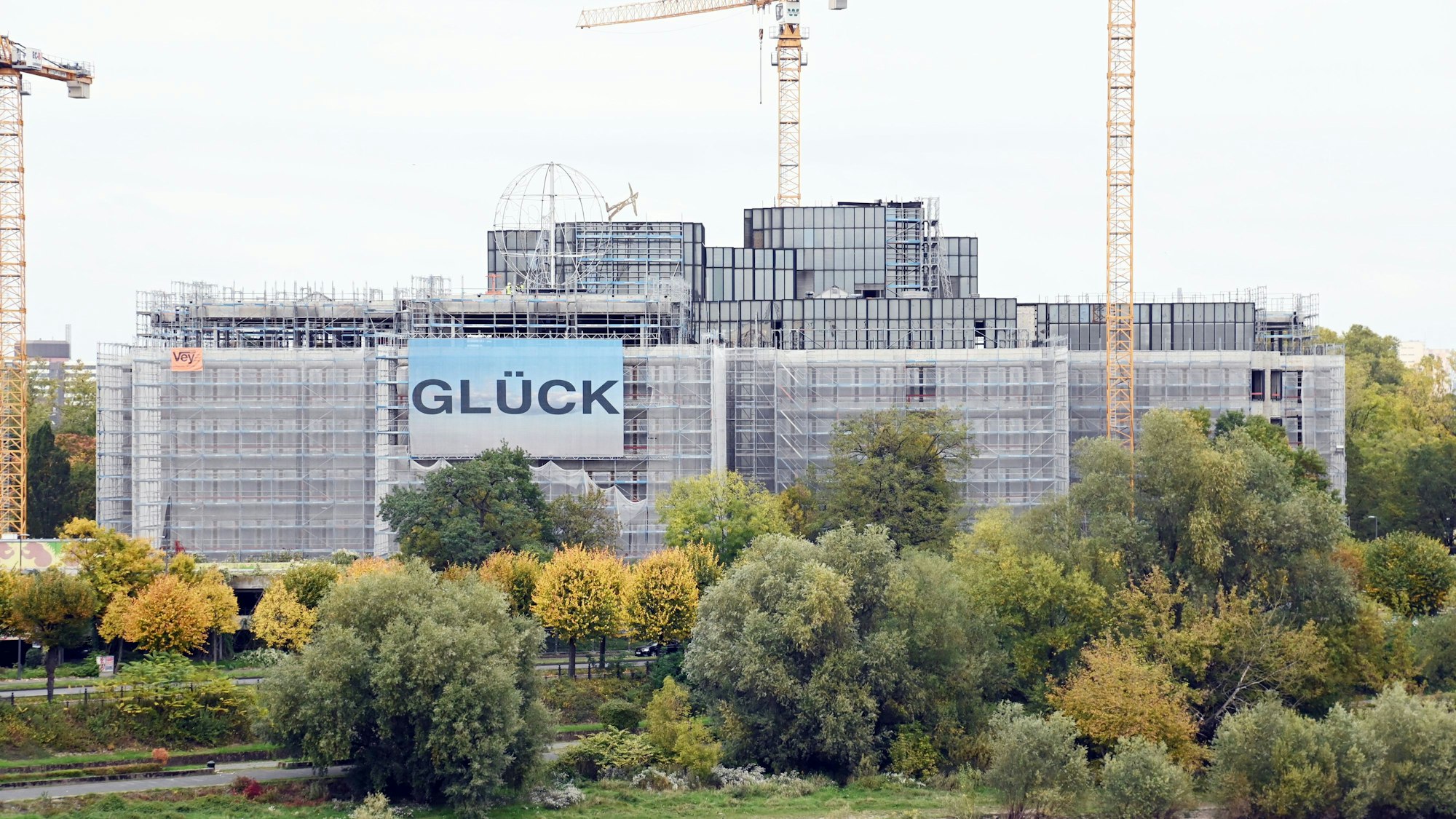 Das Gebäude der DEVK an der Riehler Straße wird saniert.