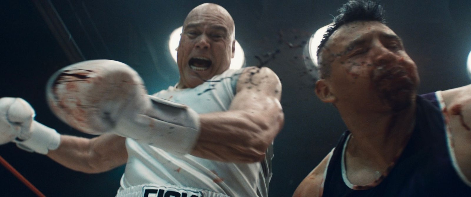 New Yorks Bürgermeister Wilson Fisk (Vincent D'Onofrio) lässt es sich nicht nehmen, selbst in den Boxring zu steigen - auch wenn er im Showkampf schnell außer Kontrolle gerät. (Bild: Photo by Jojo Whilden. © 2025 MARVEL.)