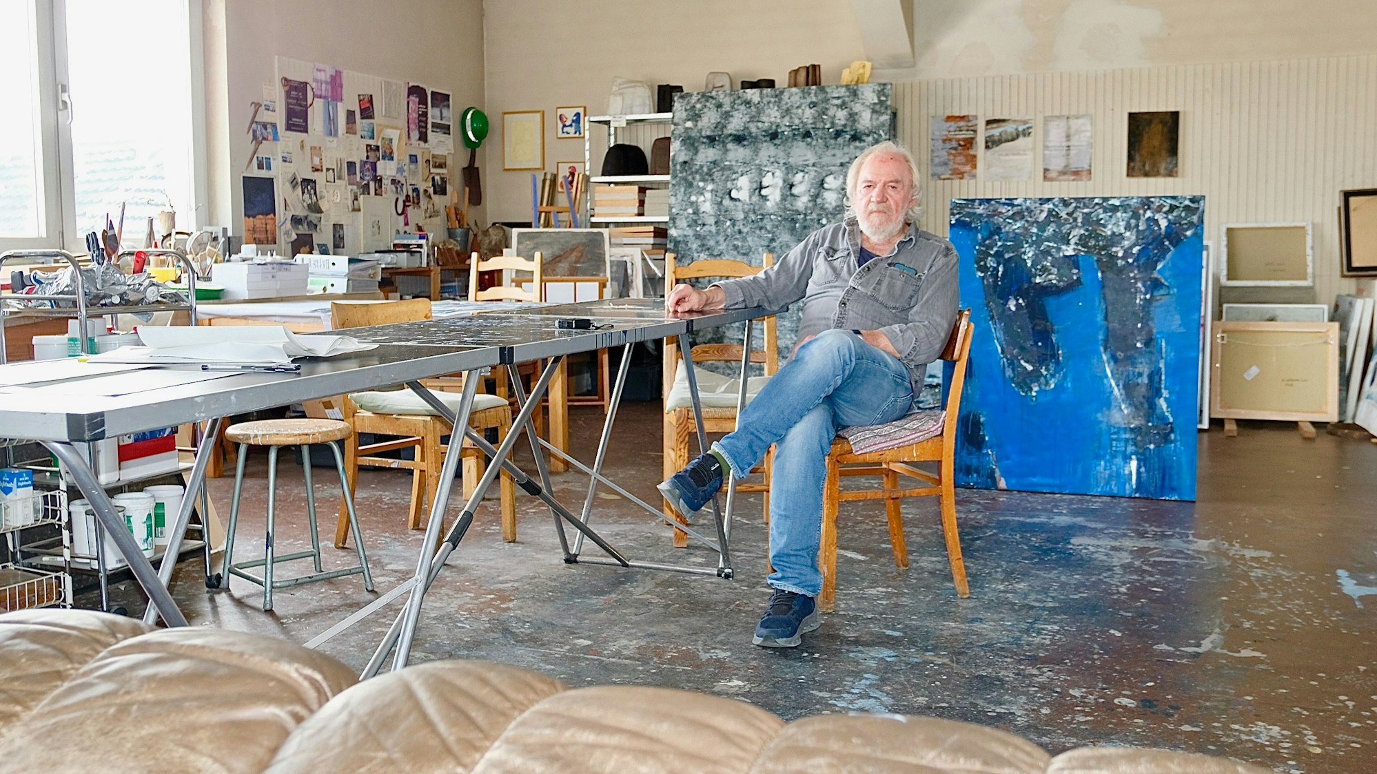 Künstler Holger Schnapp in dem Atelier unter dem Dach der ehemaligen Strohhutfabrik, das er sich mit seiner Frau Anne Wöstmann teilt.