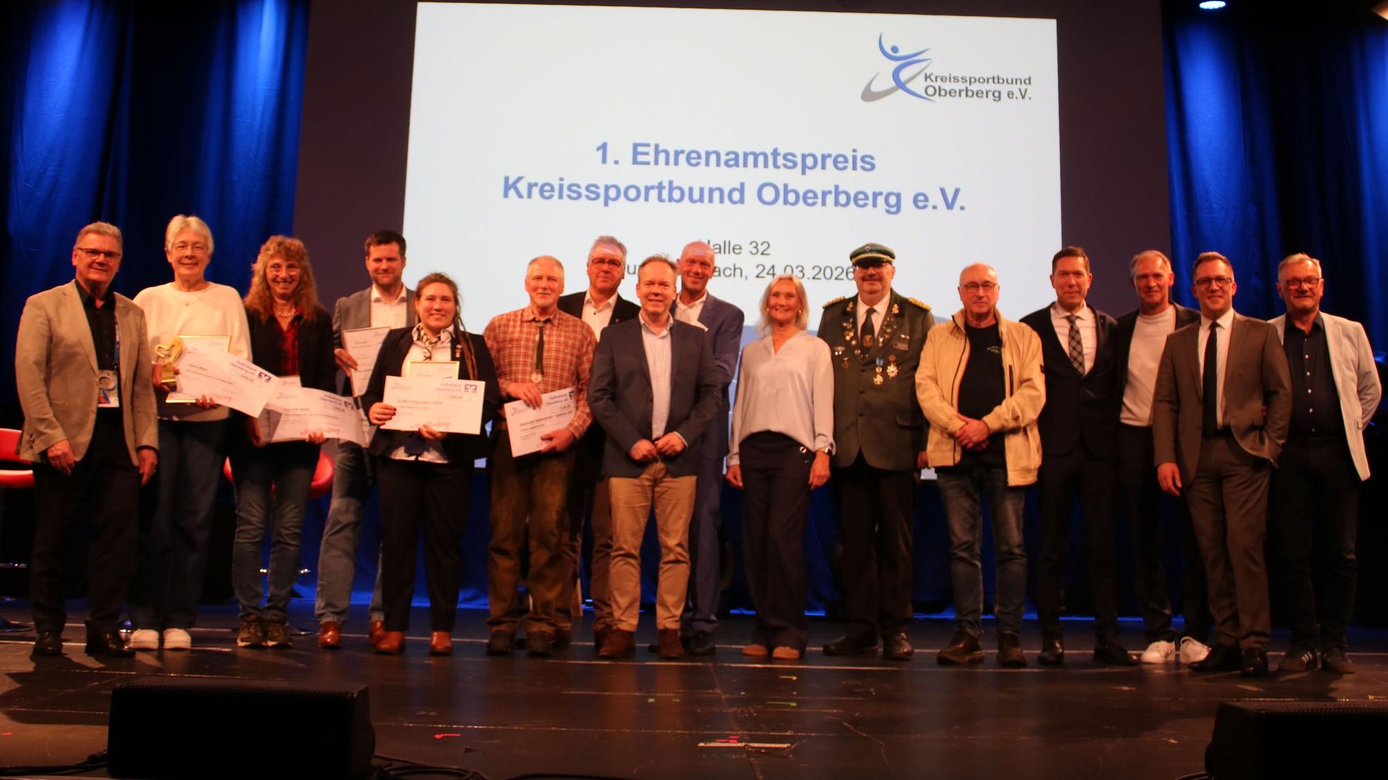 Ein Gruppenbild auf einer Bühne bei einer Ehrenamtspreis-Gala.