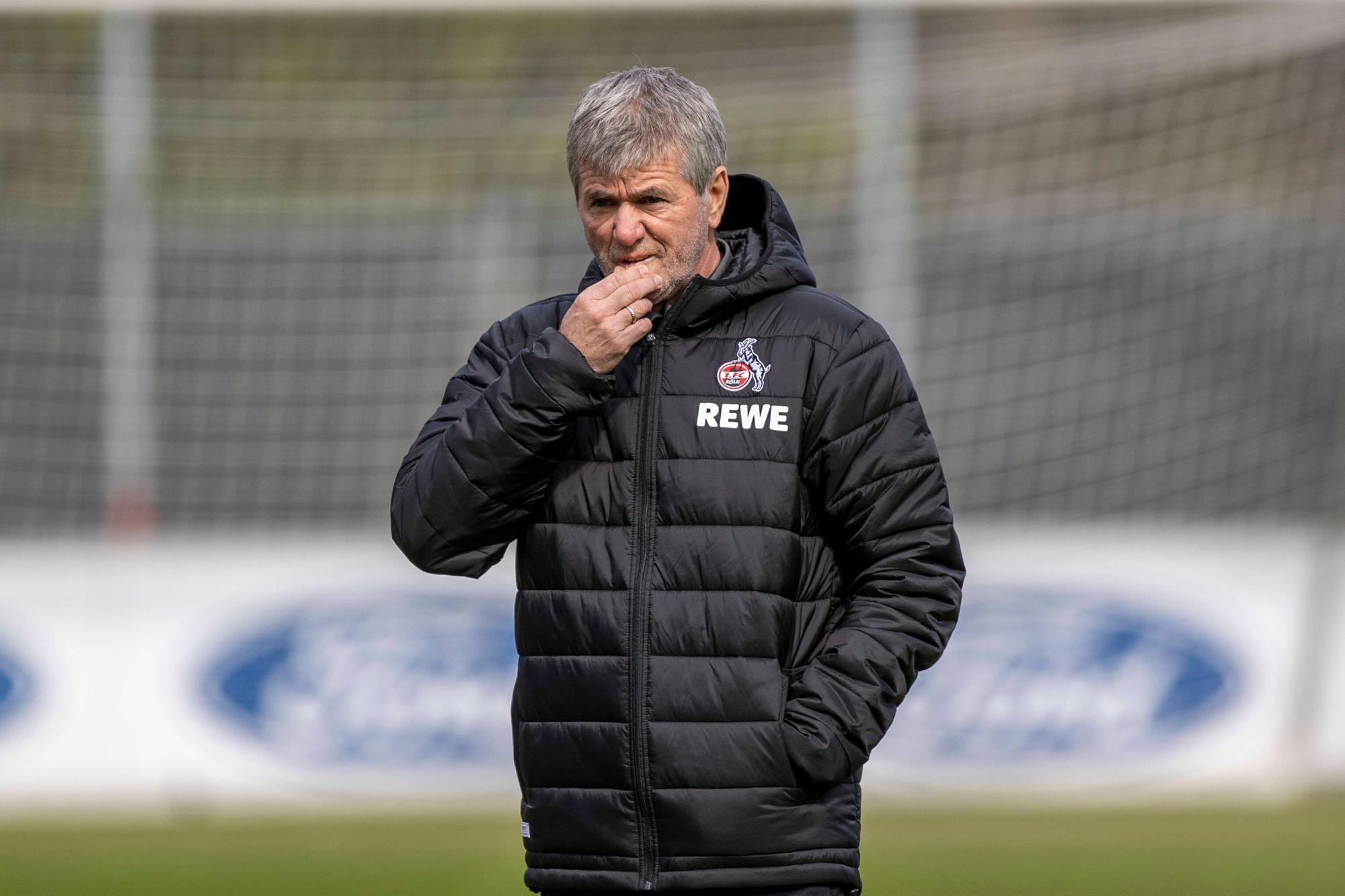 13.04.2021 , Köln Koeln , Friedhelm Funkel neuer Trainer des Bundesligisten 1. FC Köln nach der Entlassung von Thomas Gisdol. Friedhelm funkel leitet sein erstes Training am Geisbockheim an der Franz-Kremer-Allee 1-3. *** 13 04 2021 , Köln Koeln , Friedhelm Funkel new coach of Bundesliga team 1 FC Köln following the sacking of Thomas Gisdol Friedhelm funkel conducts his first training session at the Geisbockheim on Franz Kremer Allee 1 3