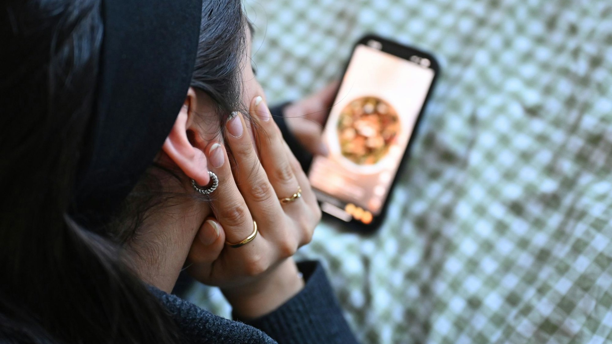 Jugendliche mit Smartphone