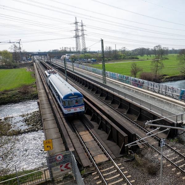 Die Autobahnbrücke der A 560 führt bei Siegburg über die Bahngleise der Strecke zwischen Troisdorf und Bonn. An dieser Stelle überspannt auch eine Eisenbahnbrücke den Fluß Sieg. Im Sommer soll die Autobahnbrücke erweitert werden, nachdem bereits ein zusätzliches Gleis für den Güterverkehr errichtet wurde. Ab Dezember 2026 soll auch die verlängerte S-Bahn-Strecke der S13 hier entlangführen. Die rechtsrheinischen Bahnstrecke Troisdorf-Unkel wird während der sogenannten Generalsanierung „rechter Rhein“ von Juli bis Dezember 2026 voll gesperrt. Foto: Uwe Weiser