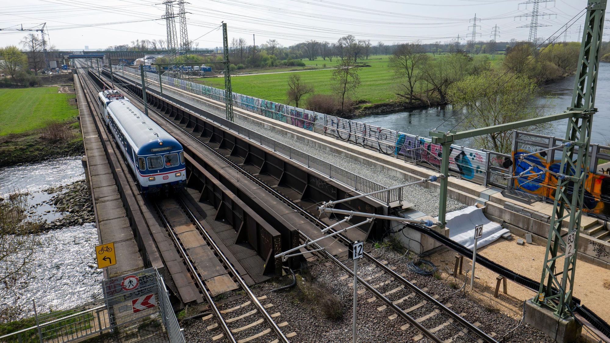 Die Autobahnbrücke der A 560 führt bei Siegburg über die Bahngleise der Strecke zwischen Troisdorf und Bonn. An dieser Stelle überspannt auch eine Eisenbahnbrücke den Fluß Sieg. Im Sommer soll die Autobahnbrücke erweitert werden, nachdem bereits ein zusätzliches Gleis für den Güterverkehr errichtet wurde. Ab Dezember 2026 soll auch die verlängerte S-Bahn-Strecke der S13 hier entlangführen. Die rechtsrheinischen Bahnstrecke Troisdorf-Unkel wird während der sogenannten Generalsanierung „rechter Rhein“ von Juli bis Dezember 2026 voll gesperrt. Foto: Uwe Weiser