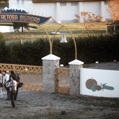 Das Haupttor der Siedlung der deutschen Sekte "Colonia Dignidad" in Parral knapp 400 Kilometer südlich von Santiago in Chile (Archivbild von 1988).