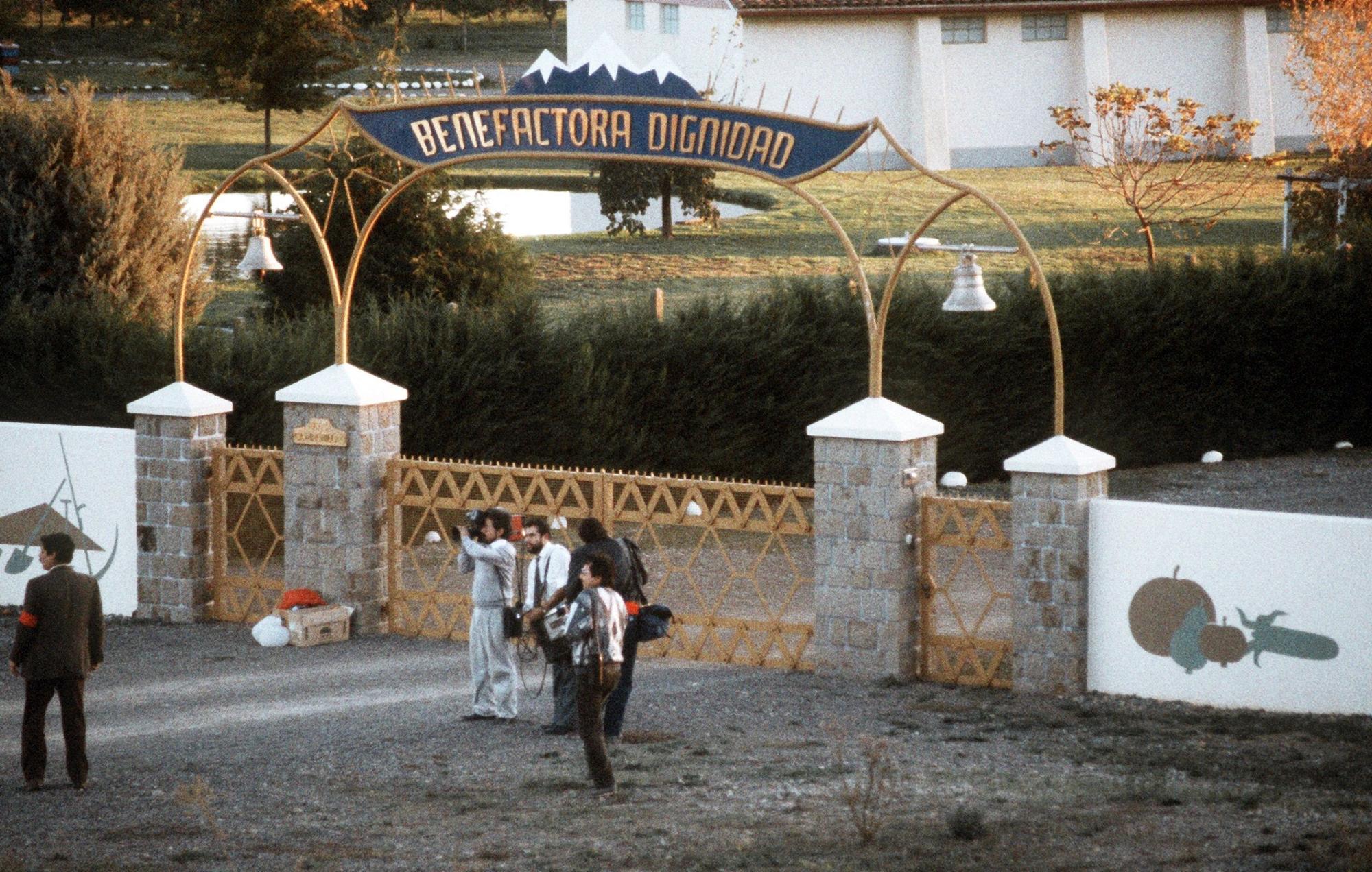 Das Haupttor der Siedlung der deutschen Sekte "Colonia Dignidad" in Parral knapp 400 Kilometer südlich von Santiago in Chile (Archivbild von 1988).