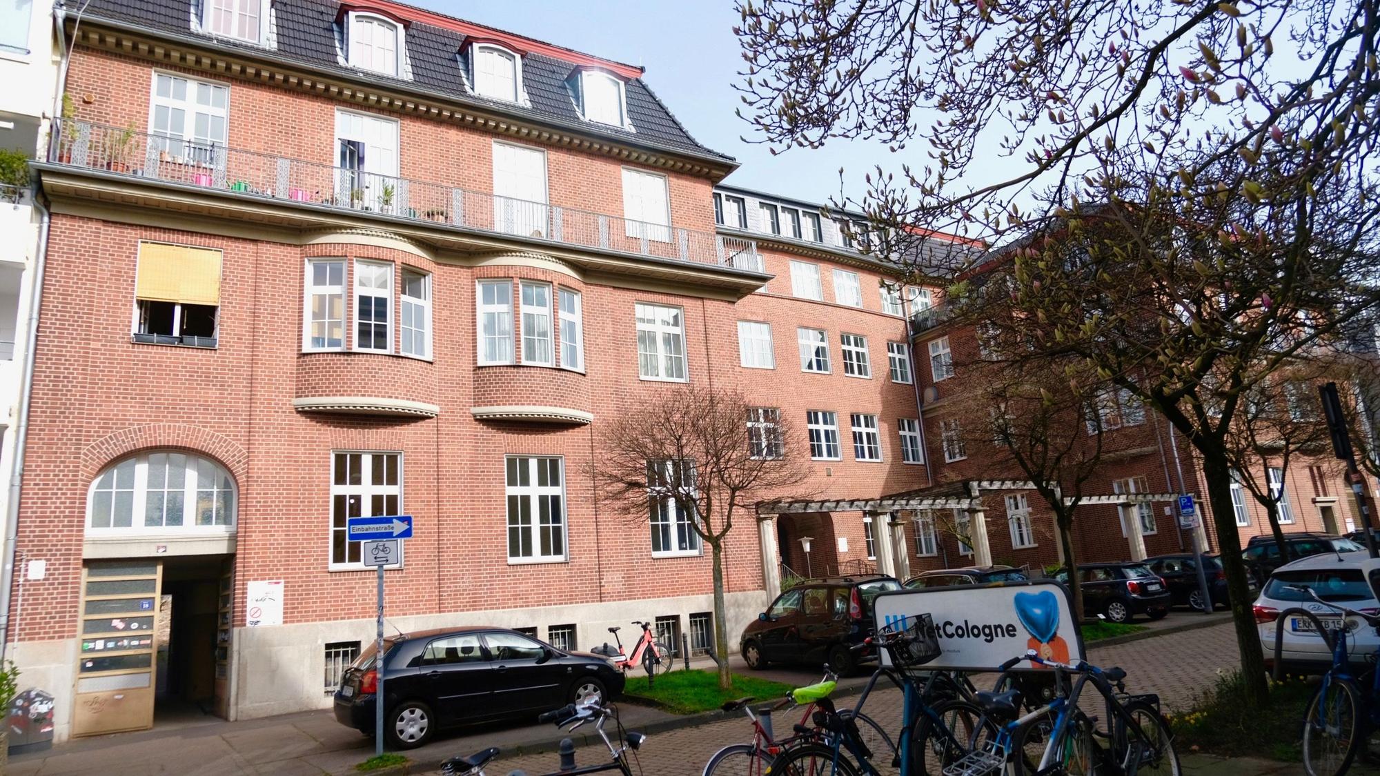 In dem Gebäude an der Lotharstraße 14-18 war ein Standort der Musikschule und das Interim für die Oberstufe des Schillergymnasiums untergebracht.