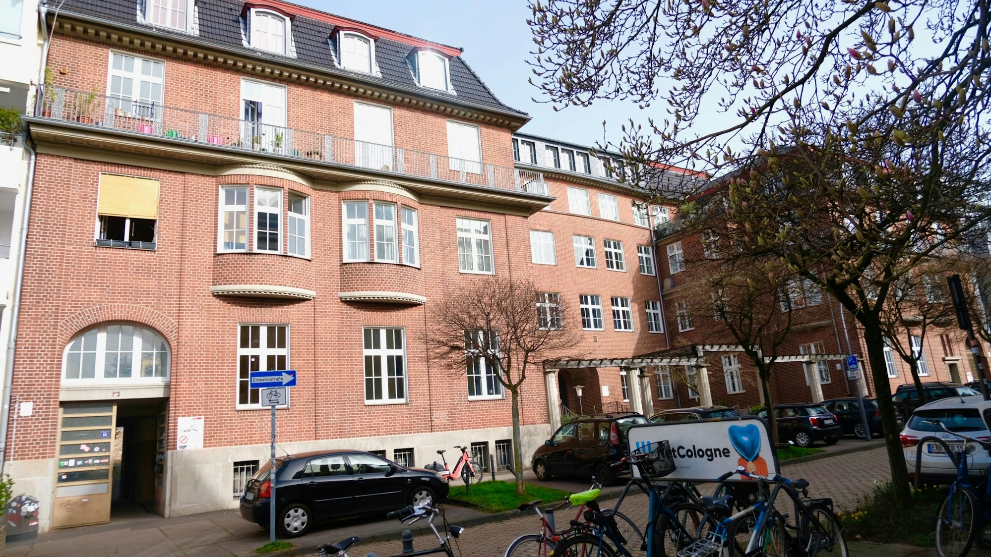 In dem Gebäude an der Lotharstraße 14-18 war ein Standort der Musikschule und das Interim für die Oberstufe des Schillergymnasiums untergebracht.