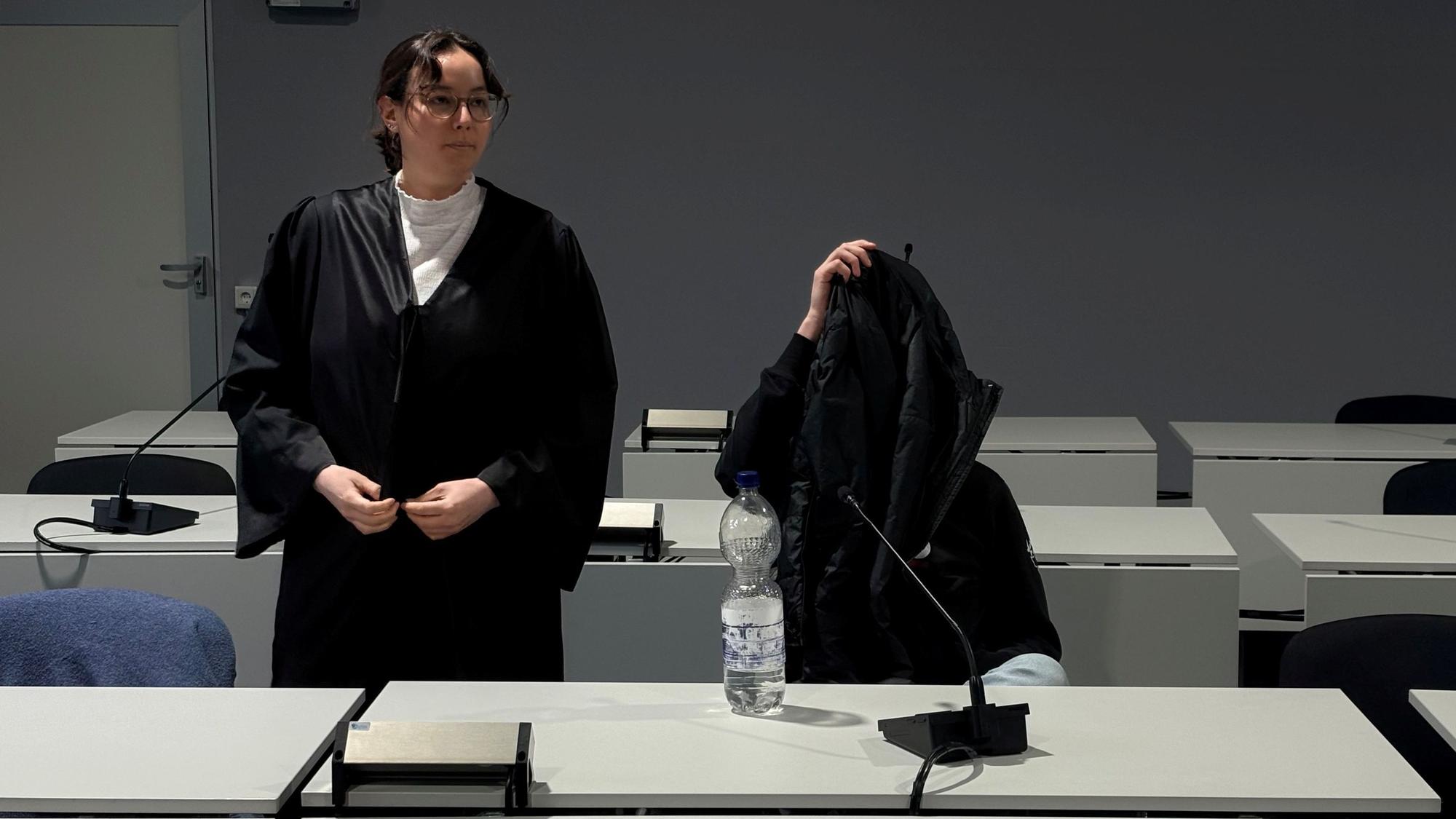 Der Angeklagte mit seiner Verteidigerin Greta Aghamiri beim Prozess im Kölner Amtsgericht