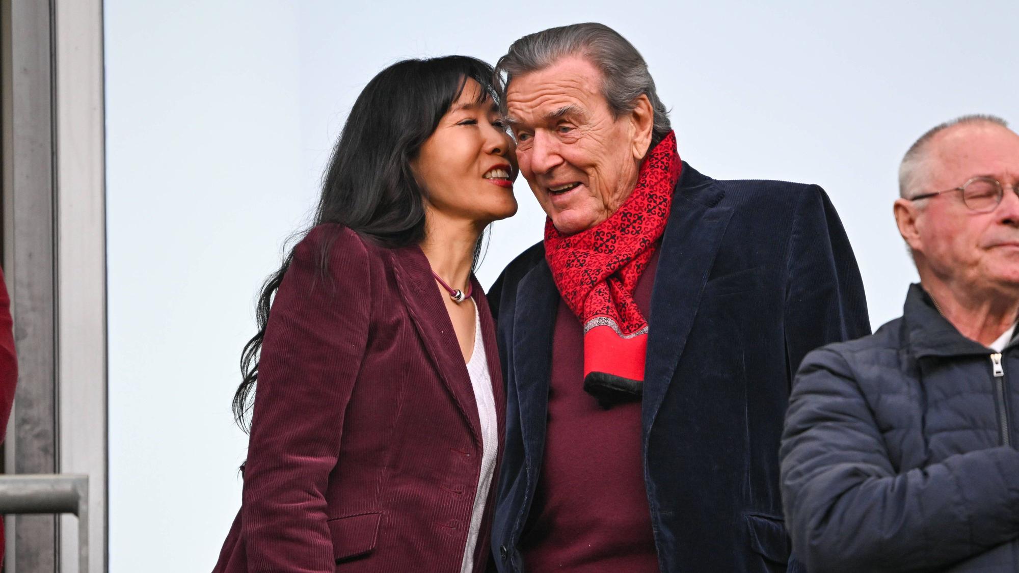 Gerhard Schröder mit seiner Ehefrau So-yeon Schröder-Kim bei einem Spiel von Hannover 96.