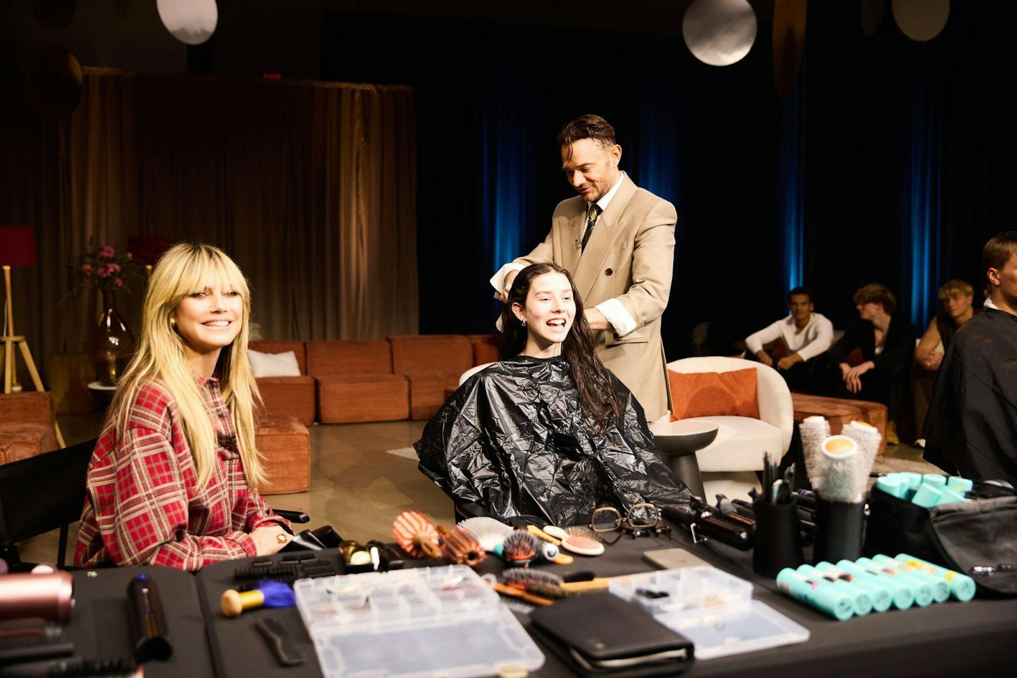 Heidi Klum (links) freut sich auf die Verwandlung von Antonia, wenn Promi-Frisör Dimitris Giannetos mit ihr fertig ist. (Bild: ProSieben/Max Montgomery)