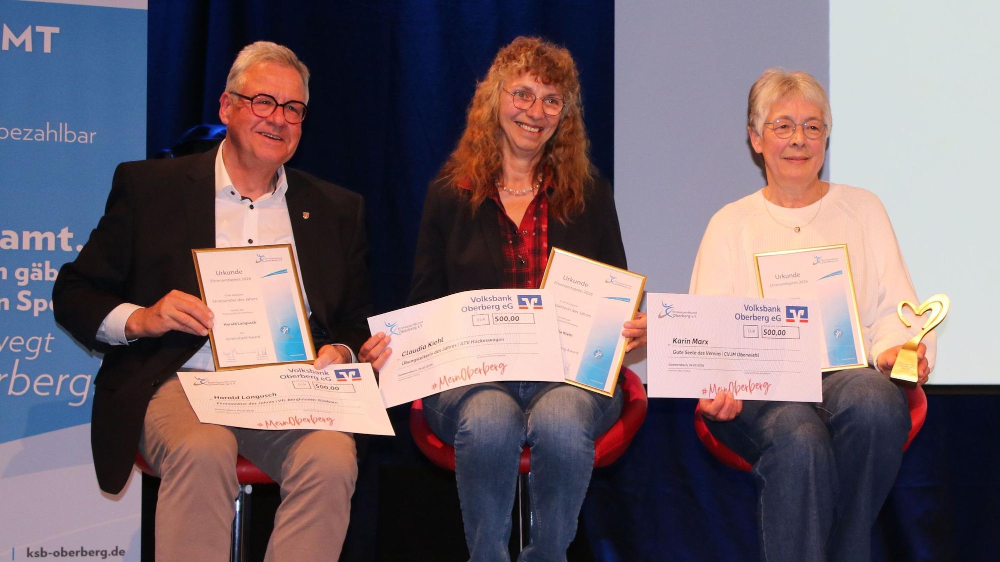 Ausgezeichnet: v.l. Harald Langusch (VfL Berghausen-Gimborn) Ehrenamtler des Jahres, Claudia Kiel (ATV Hückeswagen) Übungsleiterin des Jahres, Karin Marx (CVJM Oberwiehl) Gute Seele des Vereins.