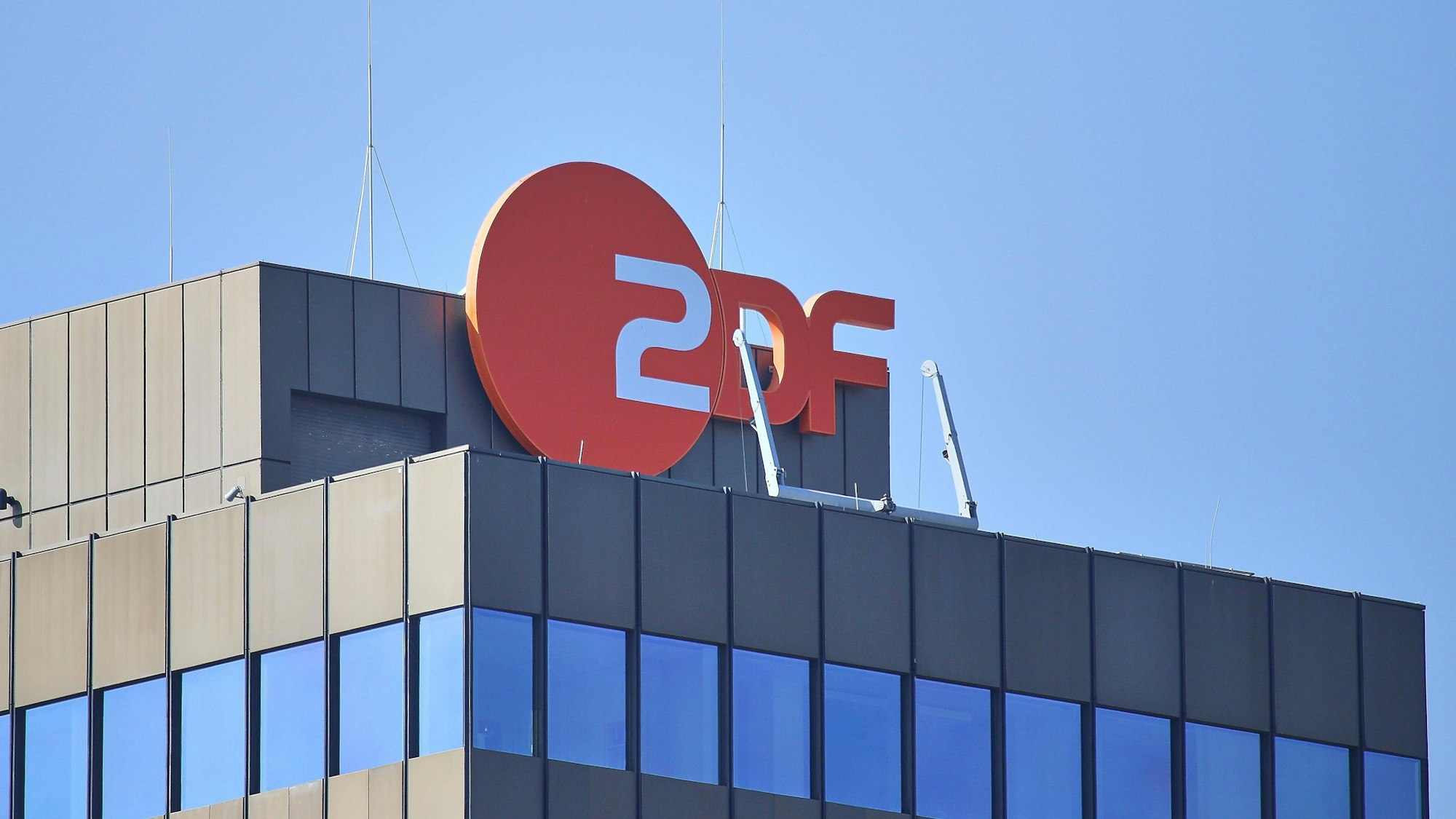 Gebäude mit großem Schriftzug und blauem Himmel