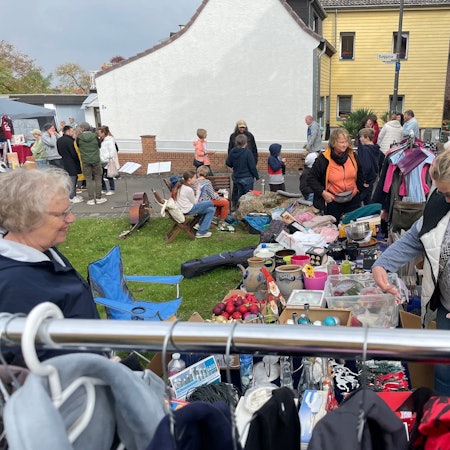 Menschen schlendern über den Trödelmarkt in Billig.