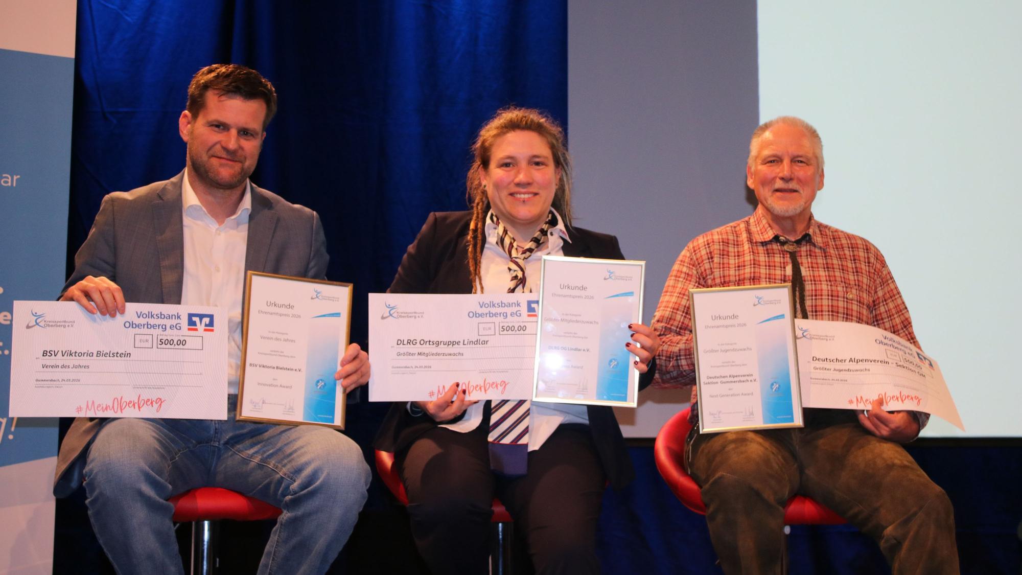 Ausgezeichnet: v.l. Christof Fries (BSV Bielstein) Verein des Jahres, Silvia Ferlemann-Stefaniak (DLRG OG Lindlar) Größter Mitgleiderzuwachs, Manfred Blanke (DAV Sektion Gummersbach) Größter Jugendzuwachs.