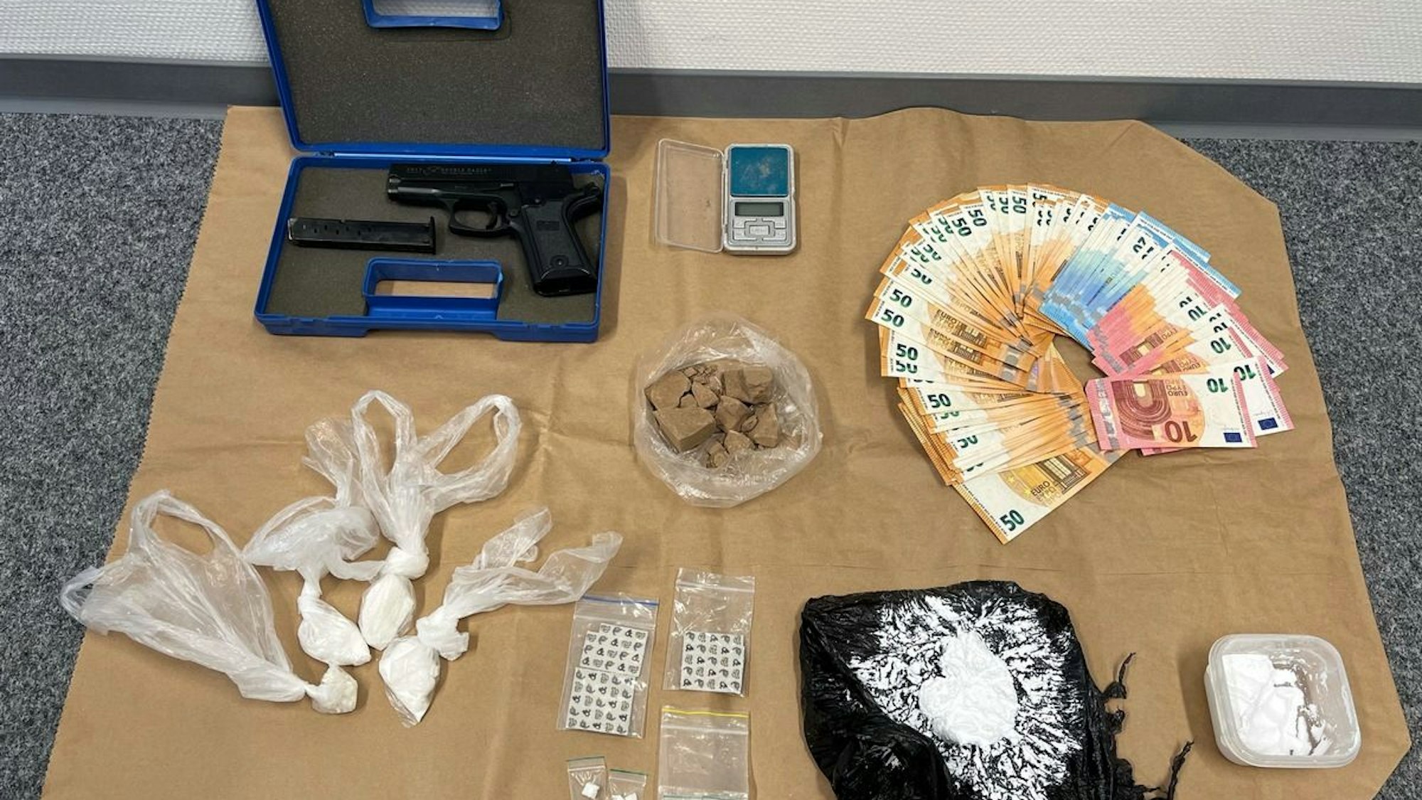 Mutmaßlicher Dealer in Köln festgenommen, Drogen sichergestellt.