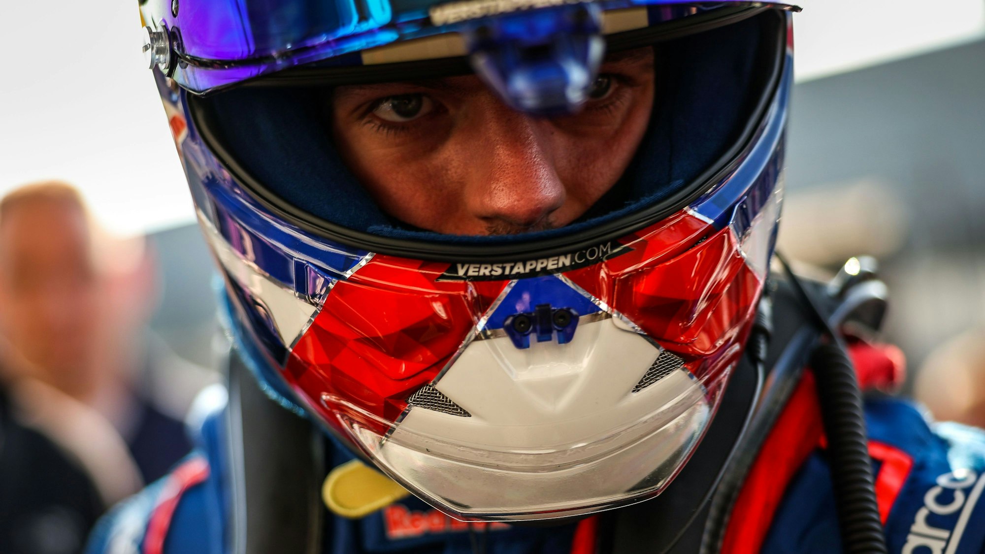 Nahaufnahme von Max Verstappens Kopf, der in einem Fahrerhelm steckt