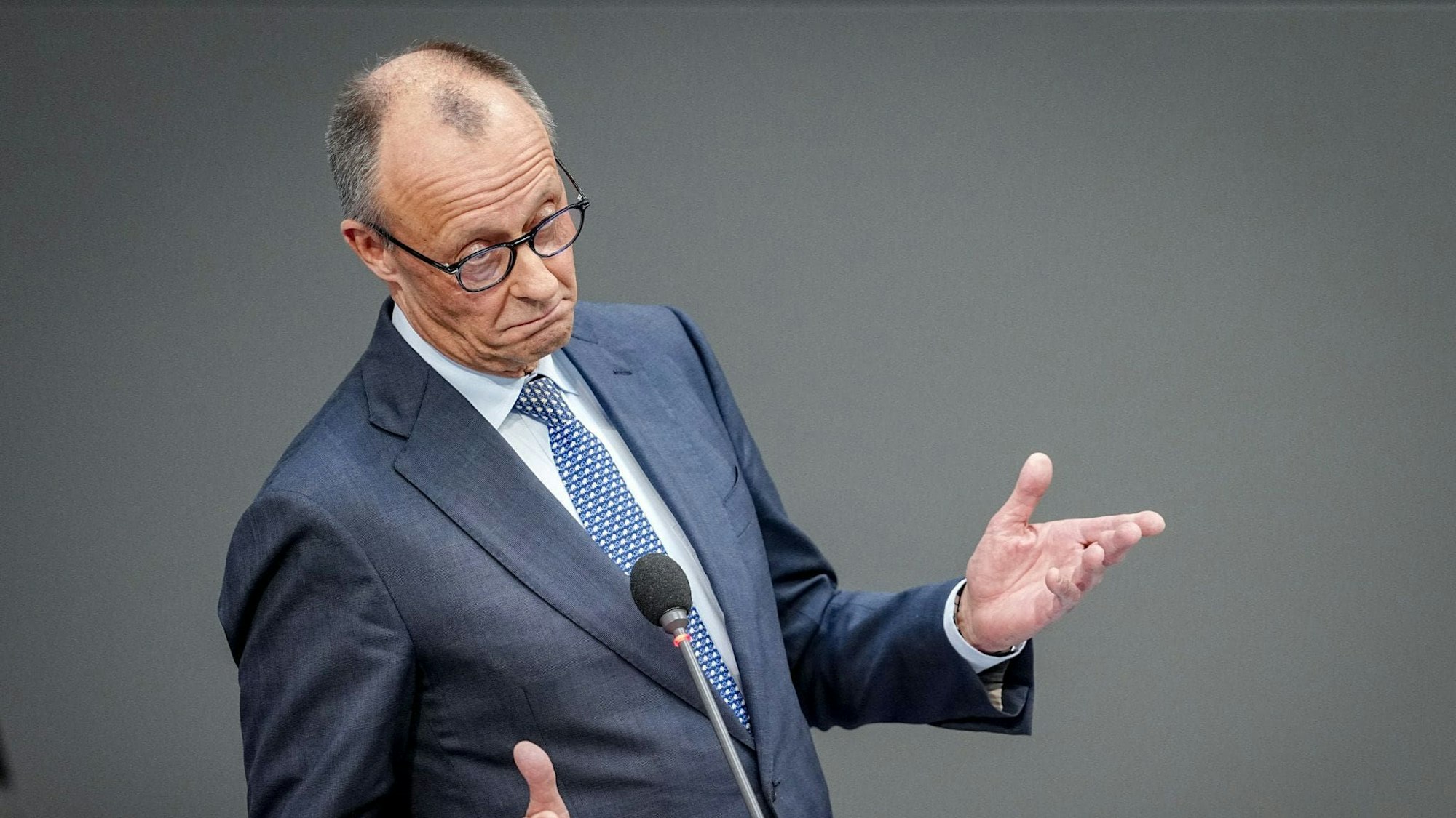 Bei der Regierungsbefragung geriet Bundeskanzler Friedrich Merz (CDU) mit den Grünen beim Thema digitale Gewalt gegen Frauen aneinander.